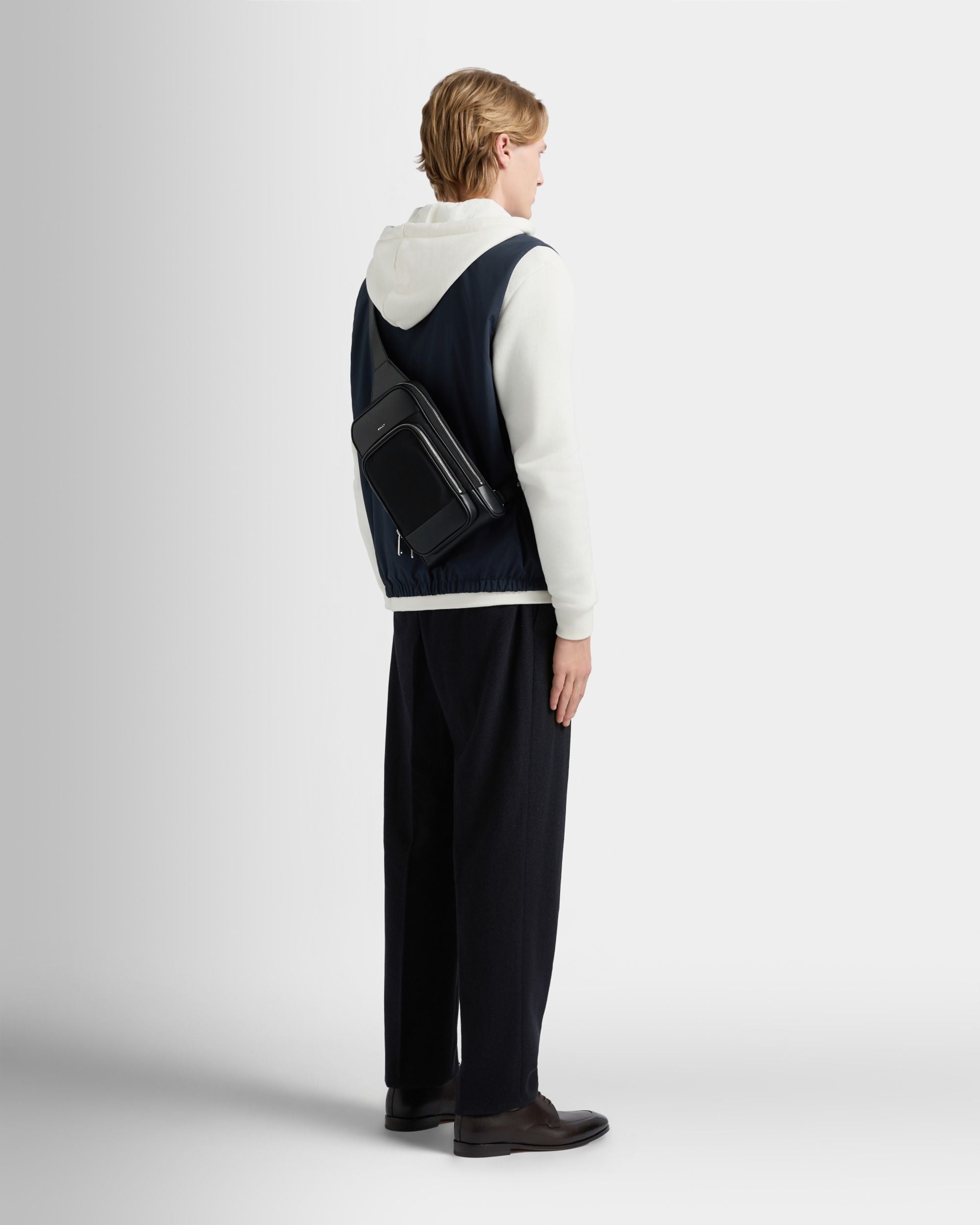 Vogel Sling Bag aus Nylon und recyceltem Leder in Schwarz