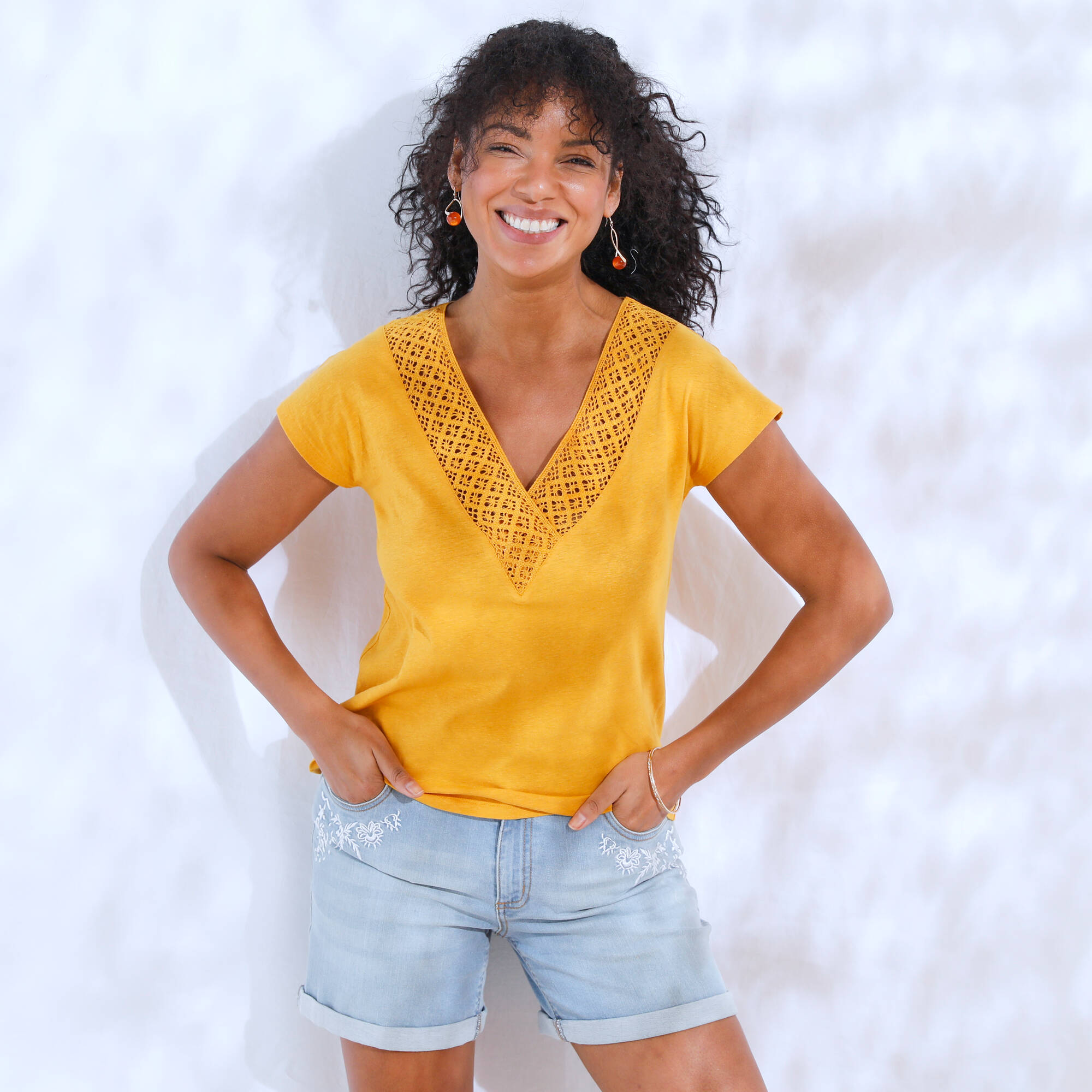 T-shirt forme "bo&icirc;te" col V macramé, coton-lin