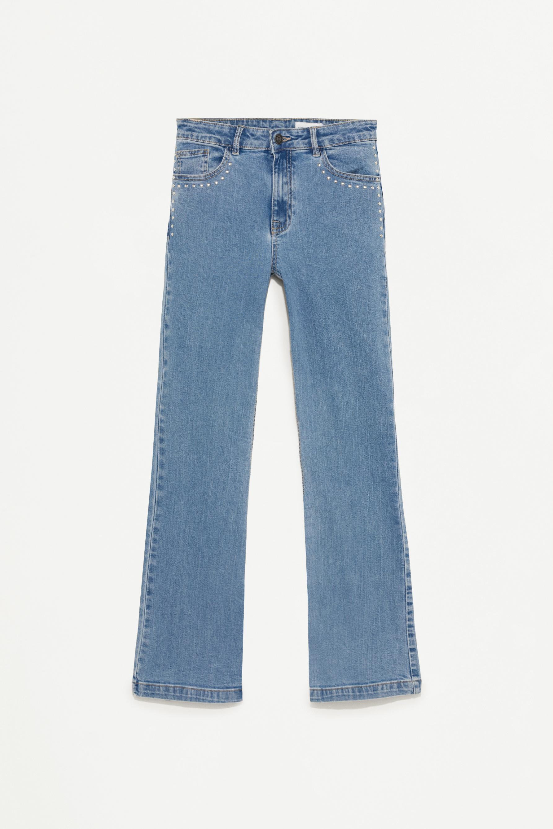 Jeans flare tachas