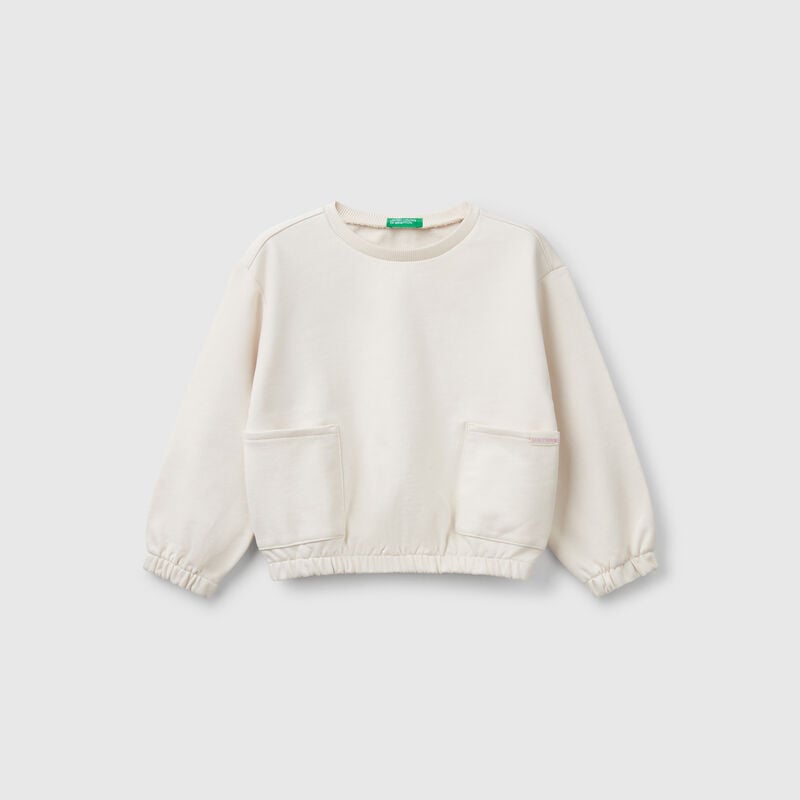 Sweatshirt with pockets