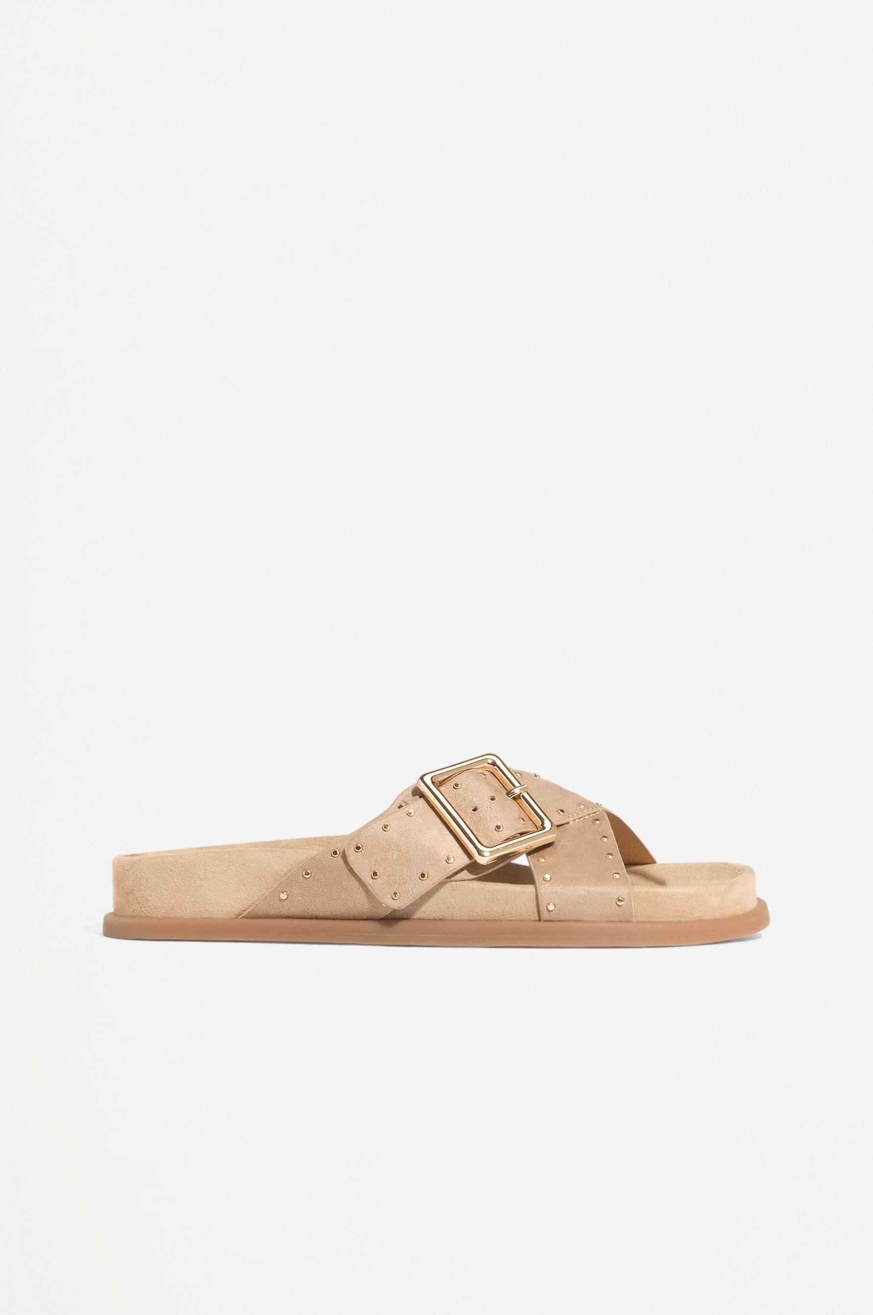 Sandalia plana tachas efecto ante