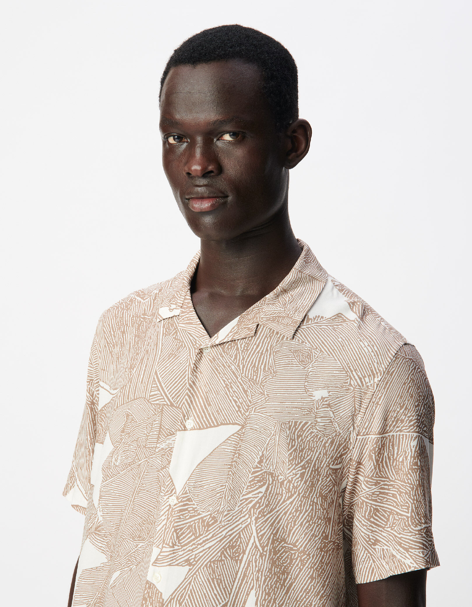 Chemise manches courtes beige imprimé maxi feuilles Homme