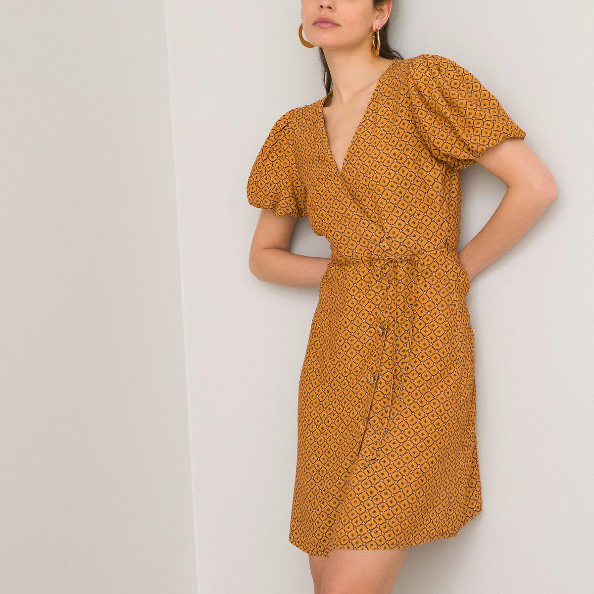 Robe courte cahe-cœur, manches courtes imprimée