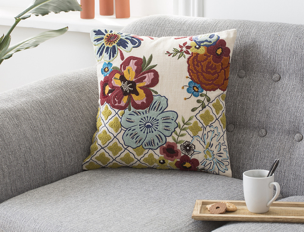 Coussin brodé avec fils et perlesEn Luberon