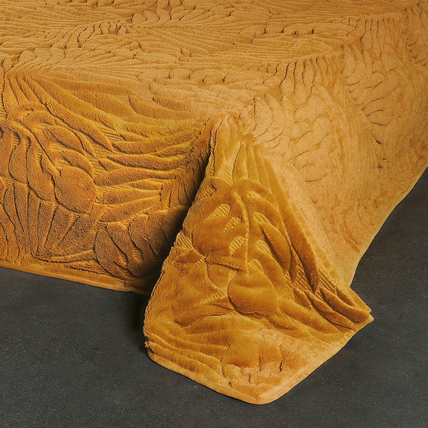 GRAZIA - Dessus de lit feuillages polyester moutarde 150x150cm