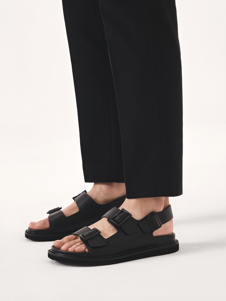 Leather sandals with metal clasp
