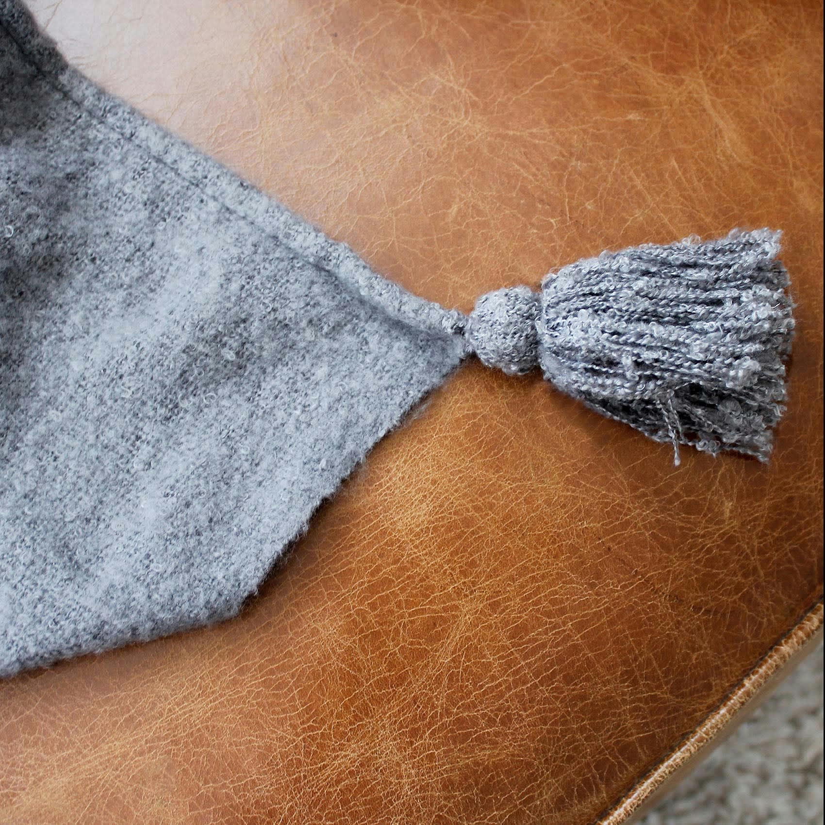 - Plaid à pompons aspect mohair polyester gris clair 125x150 cm