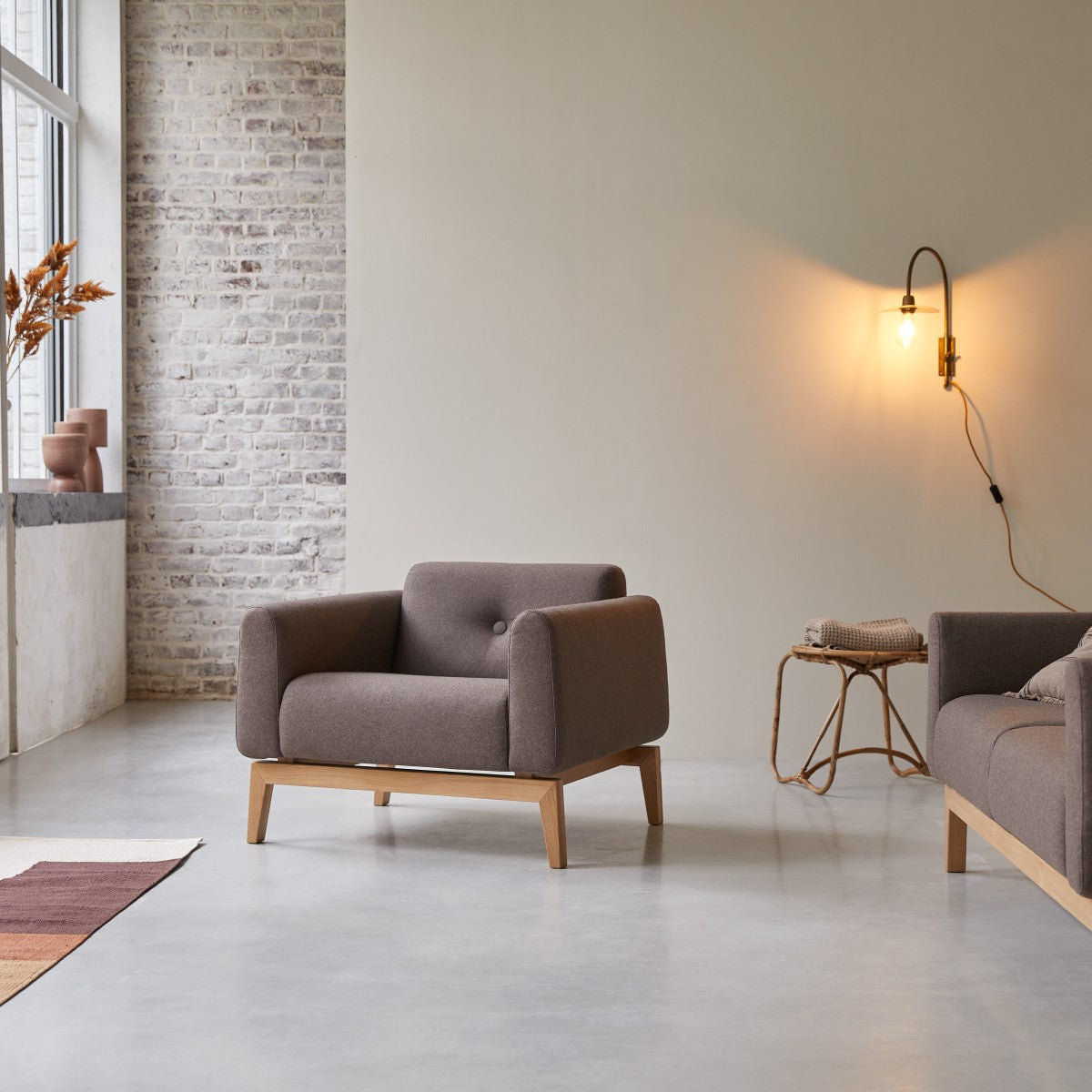 Tikamoon - Bjorn - Fauteuil van massief eiken met bruine stof