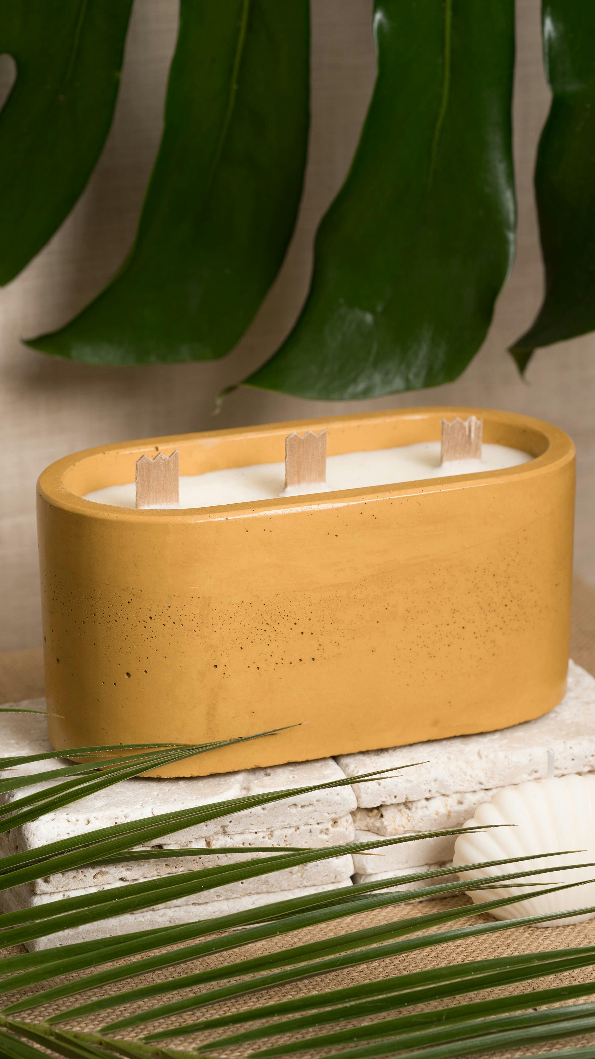 BOUGIES XXL -BÉTON UNI - Bougie xxl en béton jaune parfum fleur de monoï