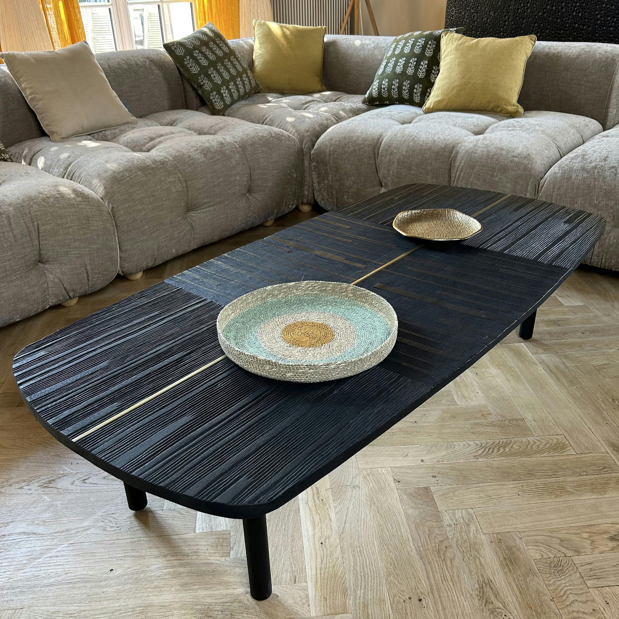 KAYLA - Table basse en bois de suar brûlé