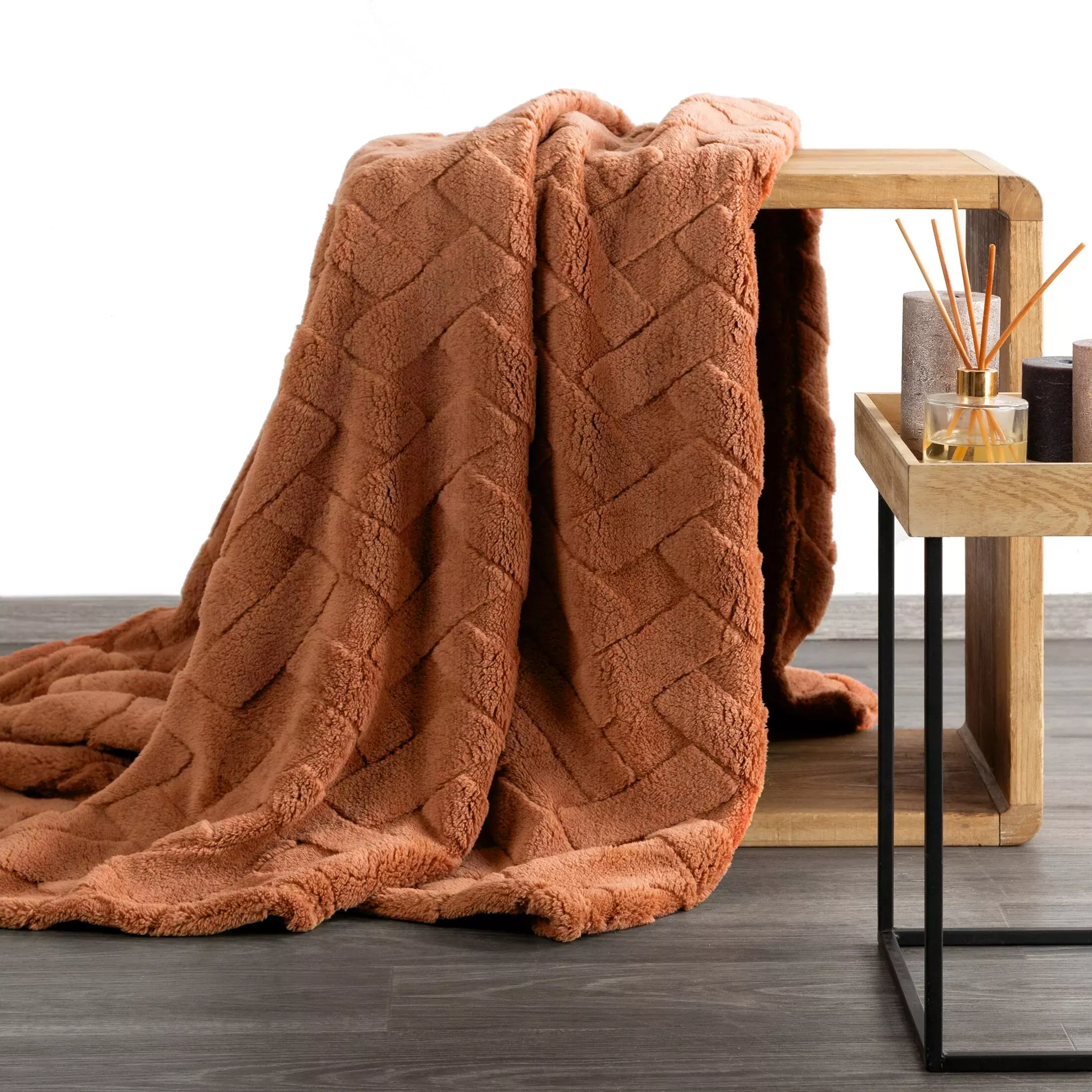 Koc flano 150x200 cm ceglasty zdobiony wytłaczanym wzorem CARO Design 91