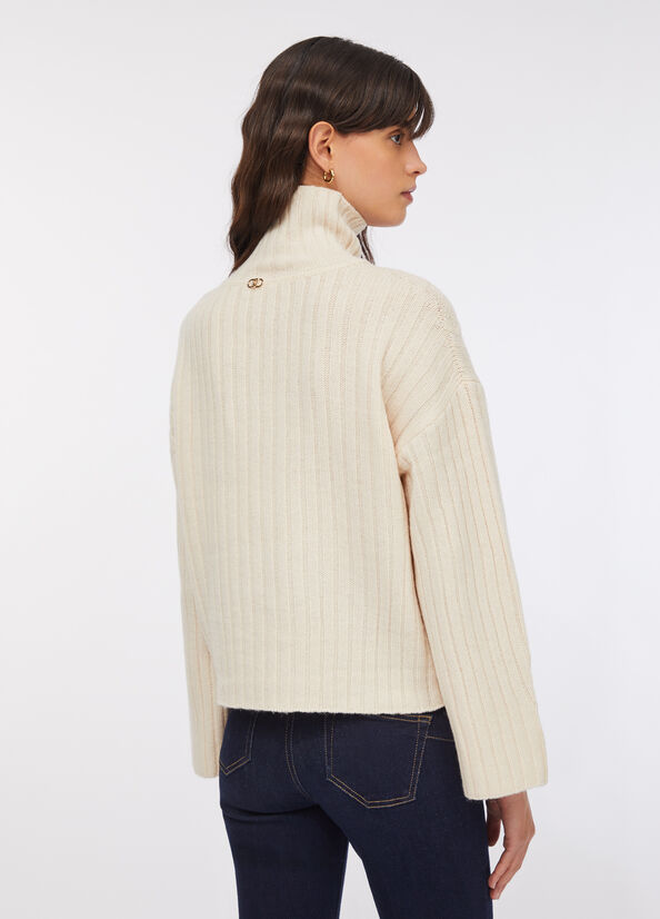 Dolcevita in lana con bottoni gioiello