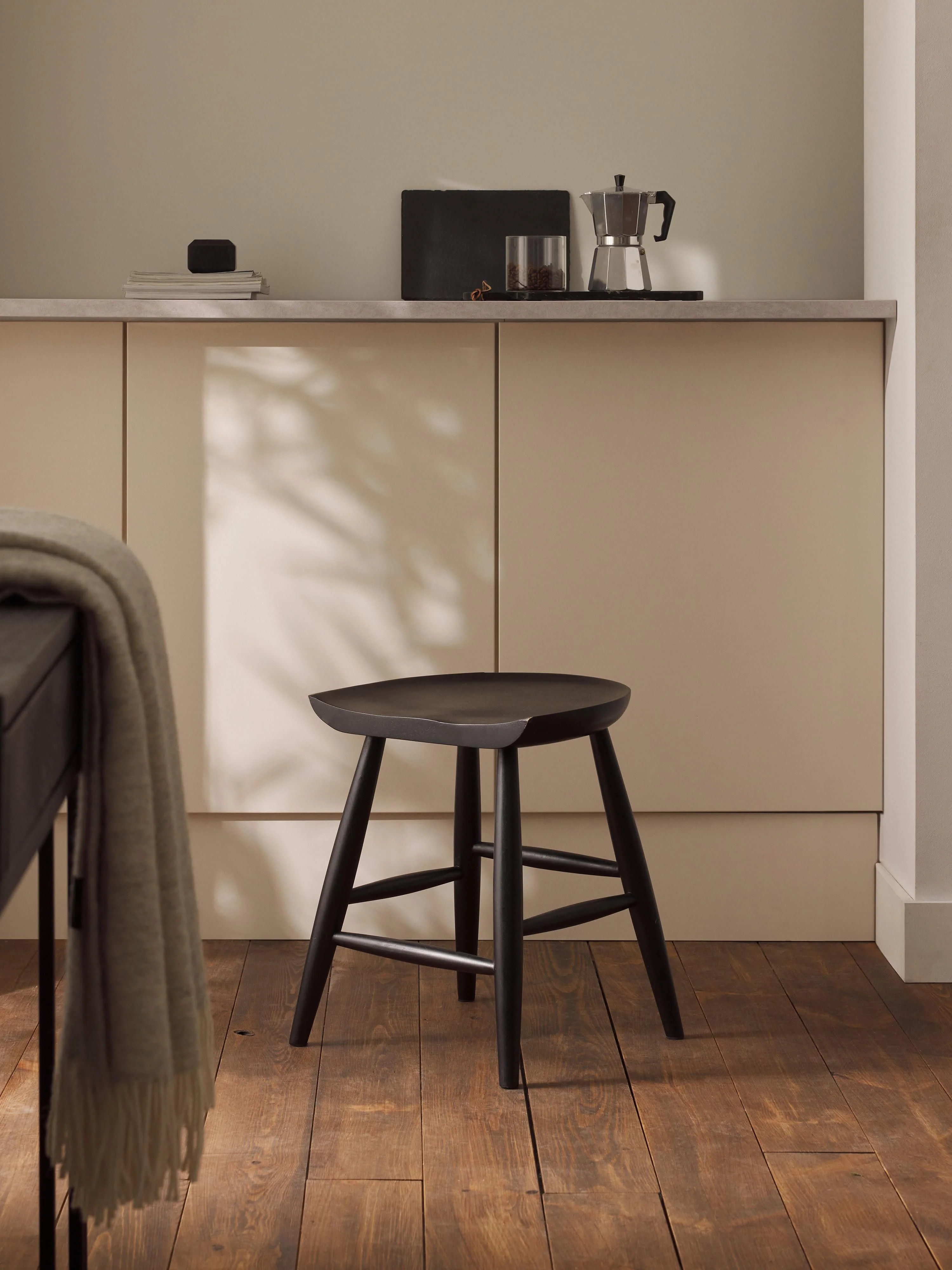 Hocker Nino aus Mangoholz