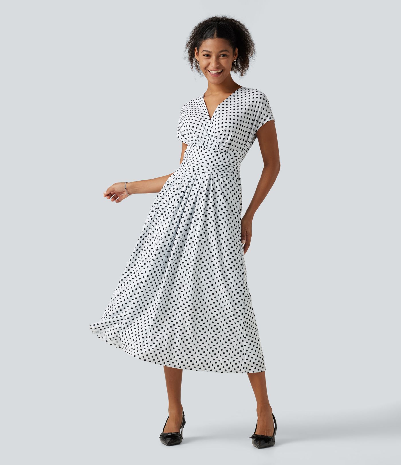 Robe midi à pois col V avec manches courtes, lien côté et poches