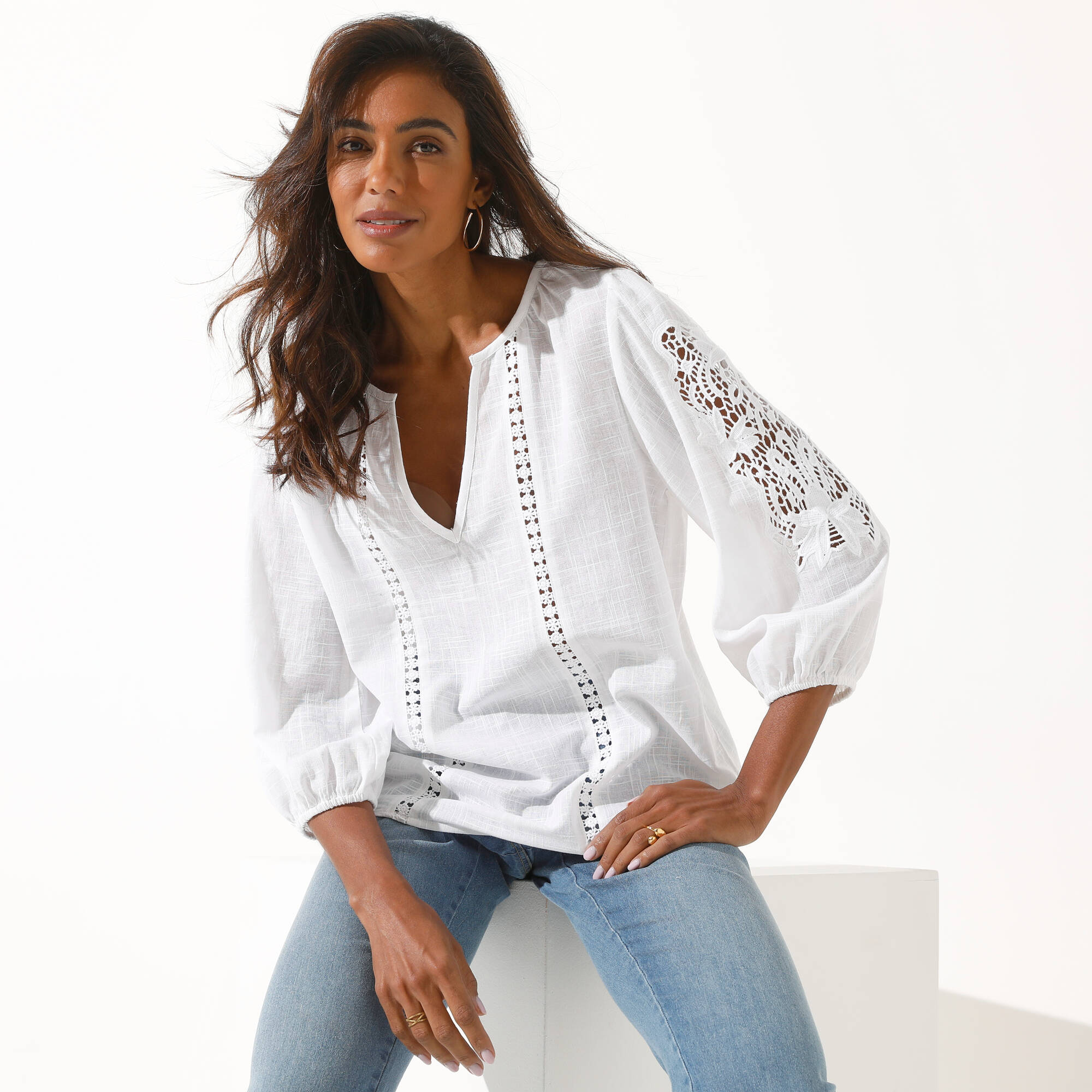 Blouse unie macramé, manches brodées