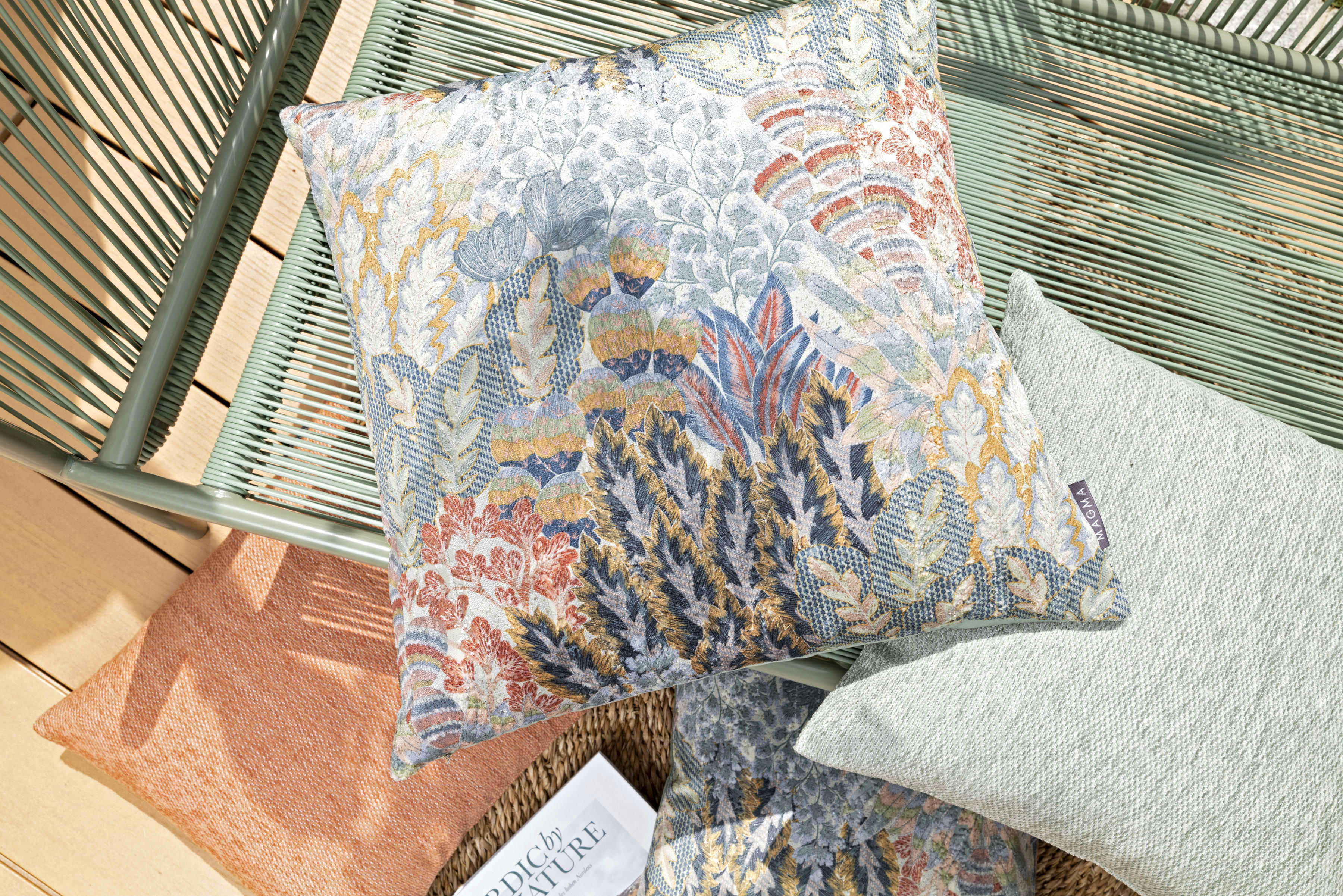 OPHELIA - Housse de coussin imprimé végétal sur velours rose - 40x40