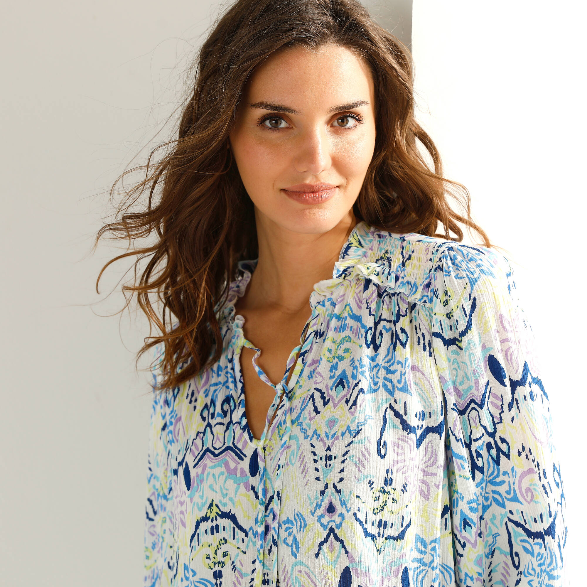 Blouse smockée col volanté, voile imprimée
