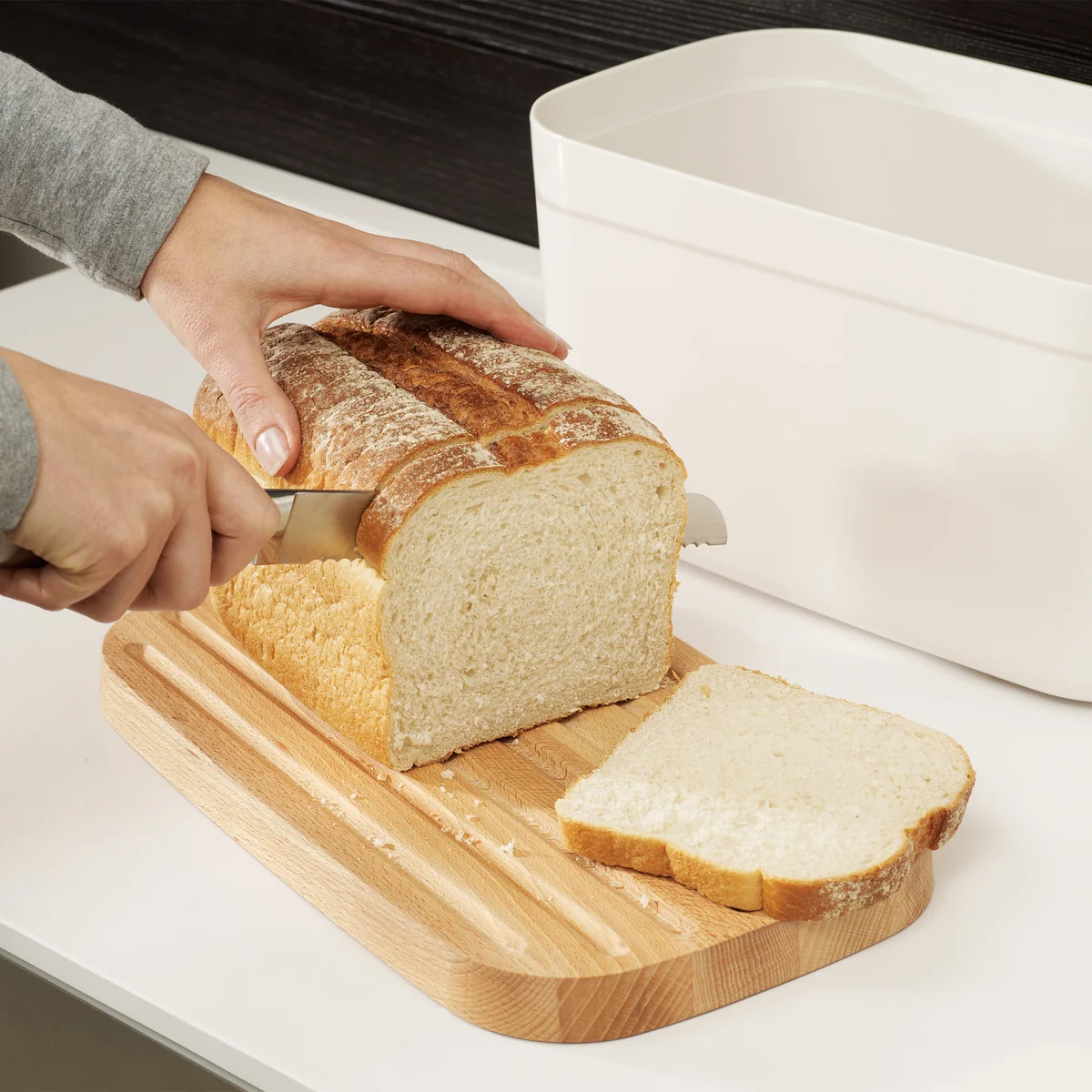 Joseph Joseph - Bread Bin Brotkorb mit Schneidebrettdeckel, Bambus / weiß