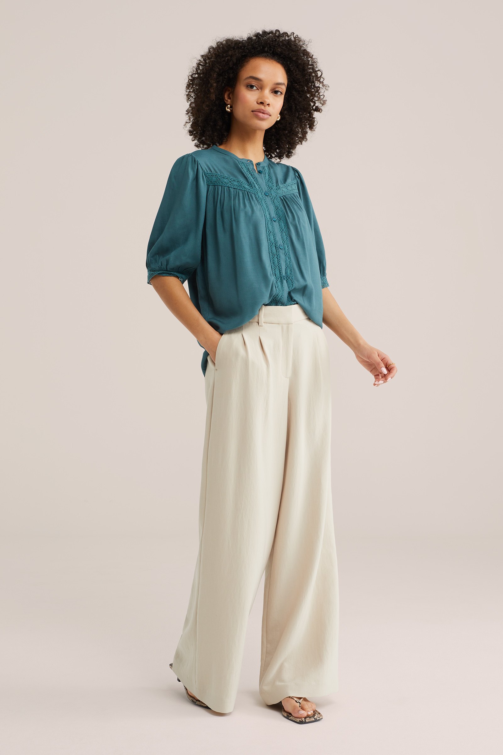 Dames blouse met embroideries