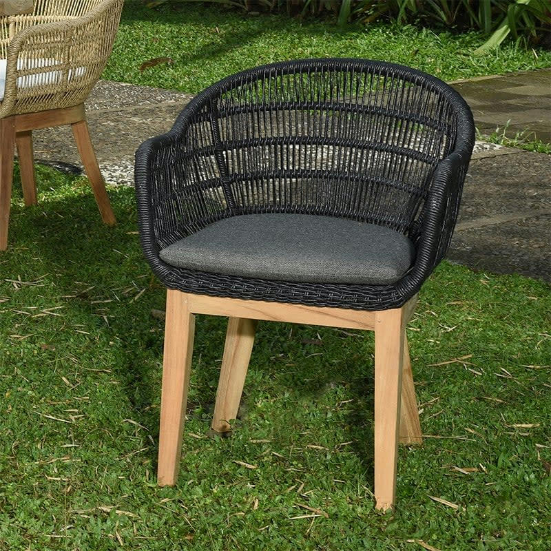 LOUNGE - Fauteuil en résine tressée noire  avec coussin