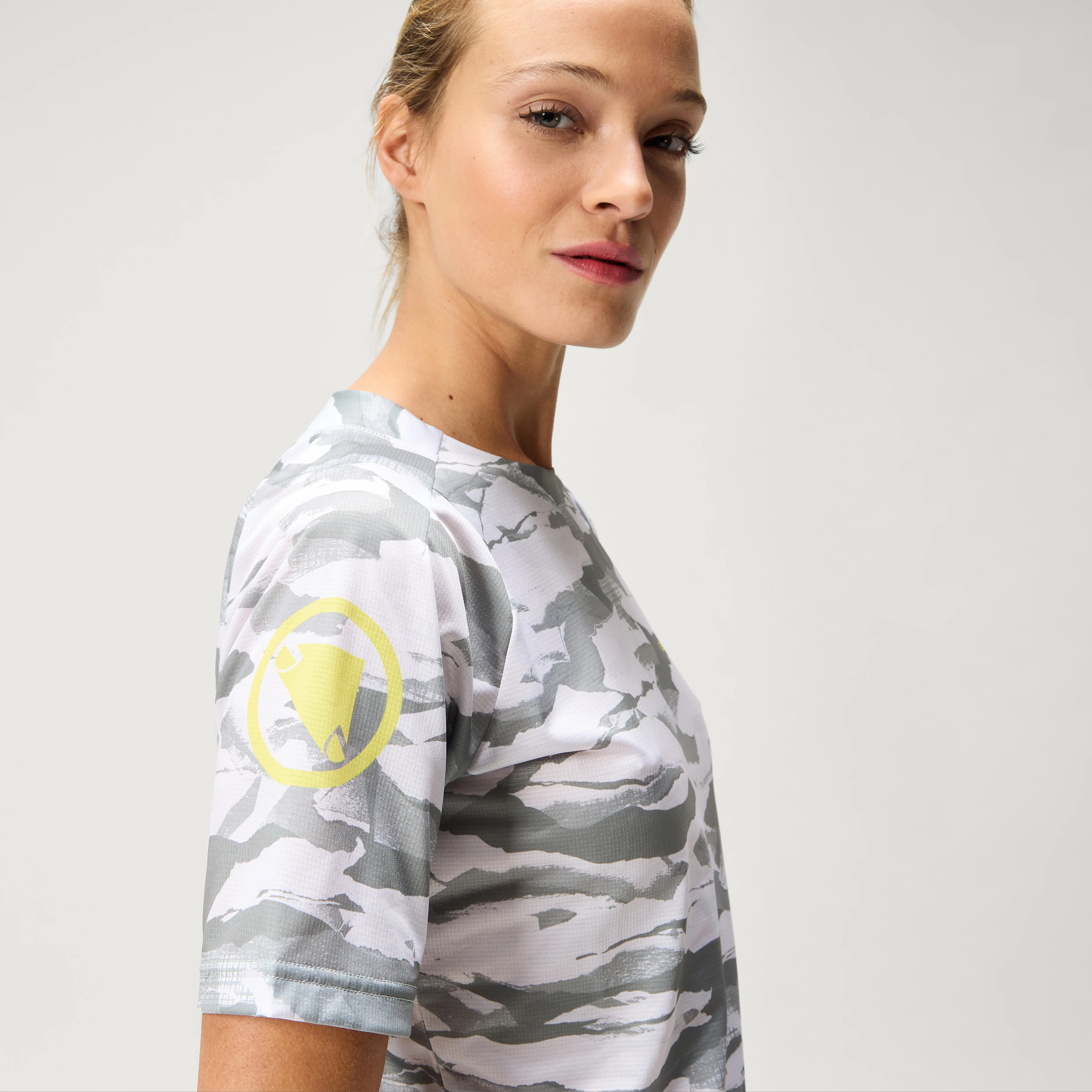 Women's Ltd Mountain Camo S/S Tee - Haar Grey