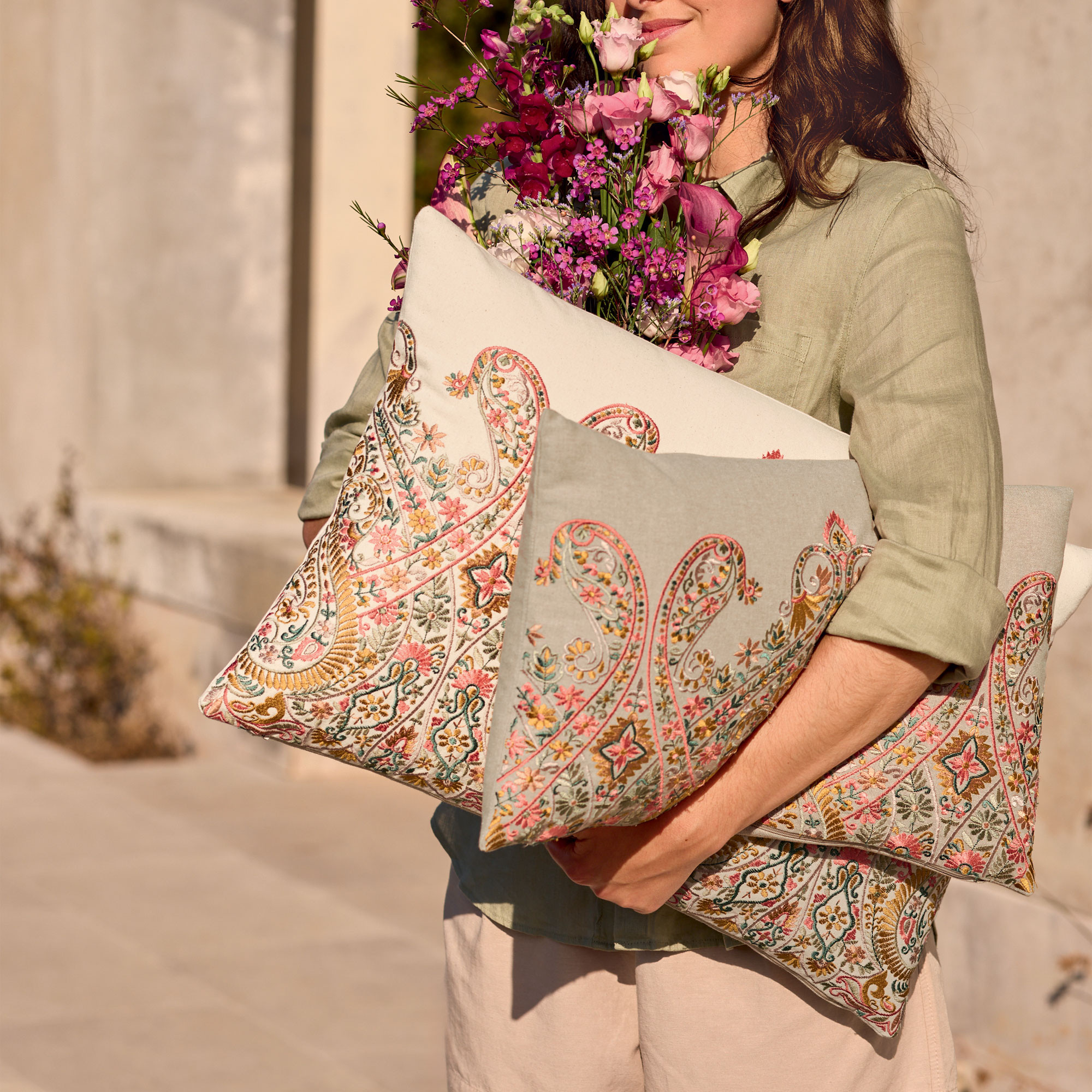 Coussin brodéAux portes du palais