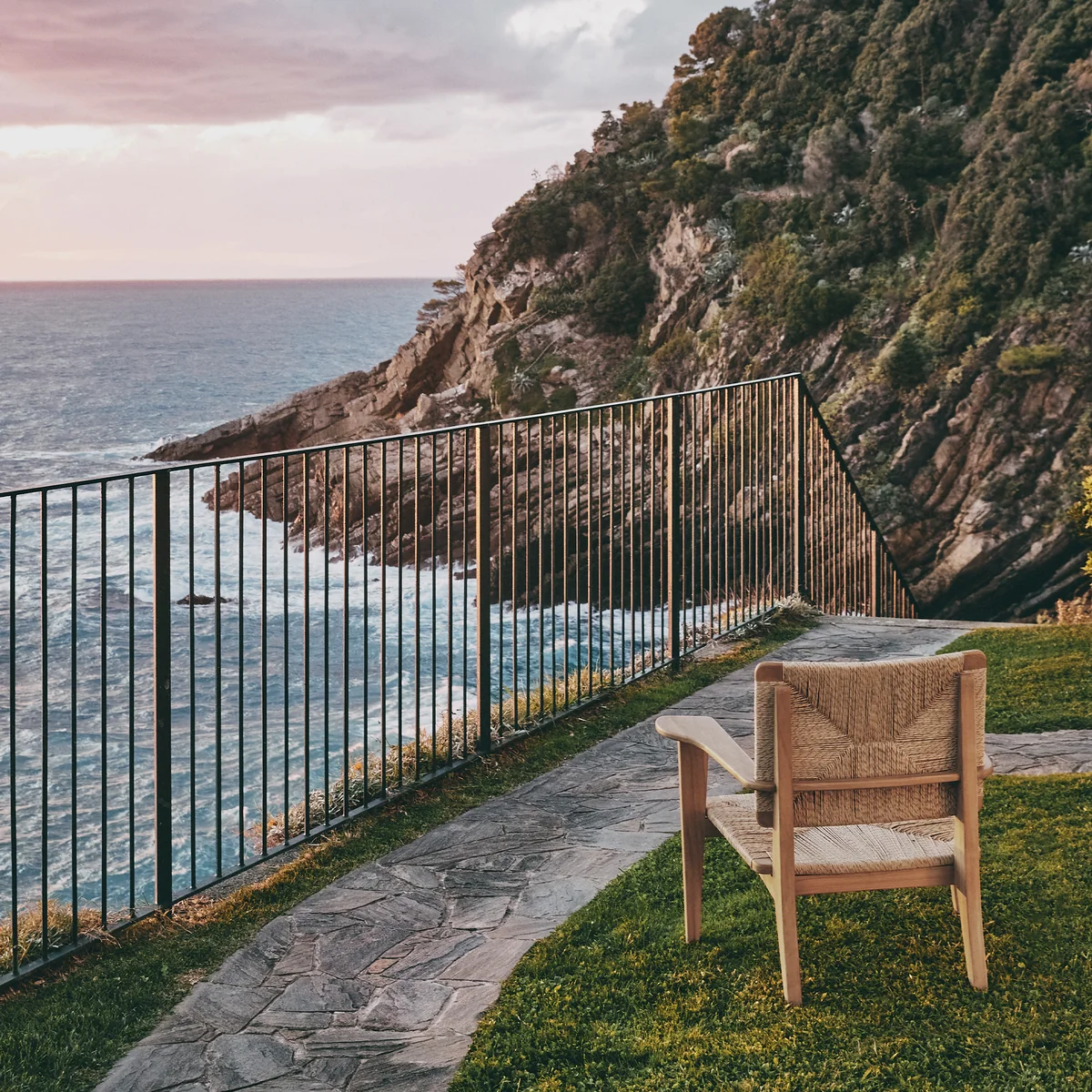 Gubi - F-Chair Outdoor Lounge Stuhl, teak