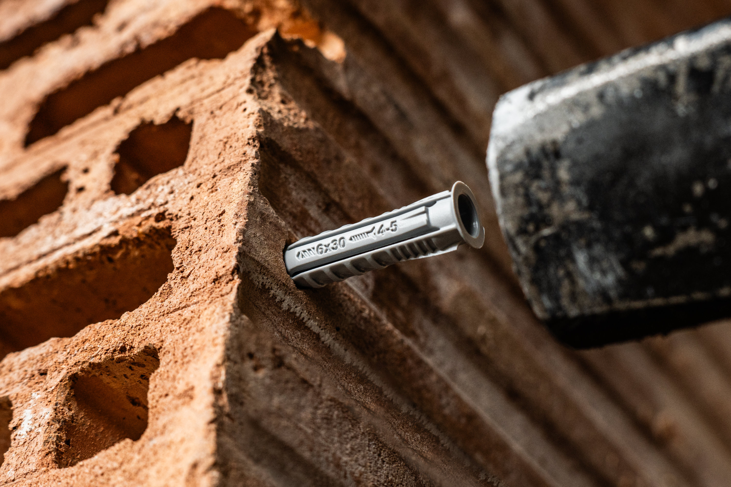 Kołek rozporowy uniwersalny z wkrętem RXS śr. wiercenia: ø6mm , wkręt: ø4,0x40mm 14szt STALCO PERFECT BRXS-6/4,0x40