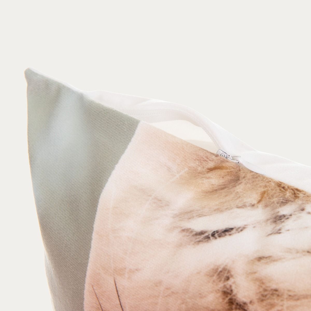 Poszewka BRUCE z motywem królika pistacjowa 45x45 cm