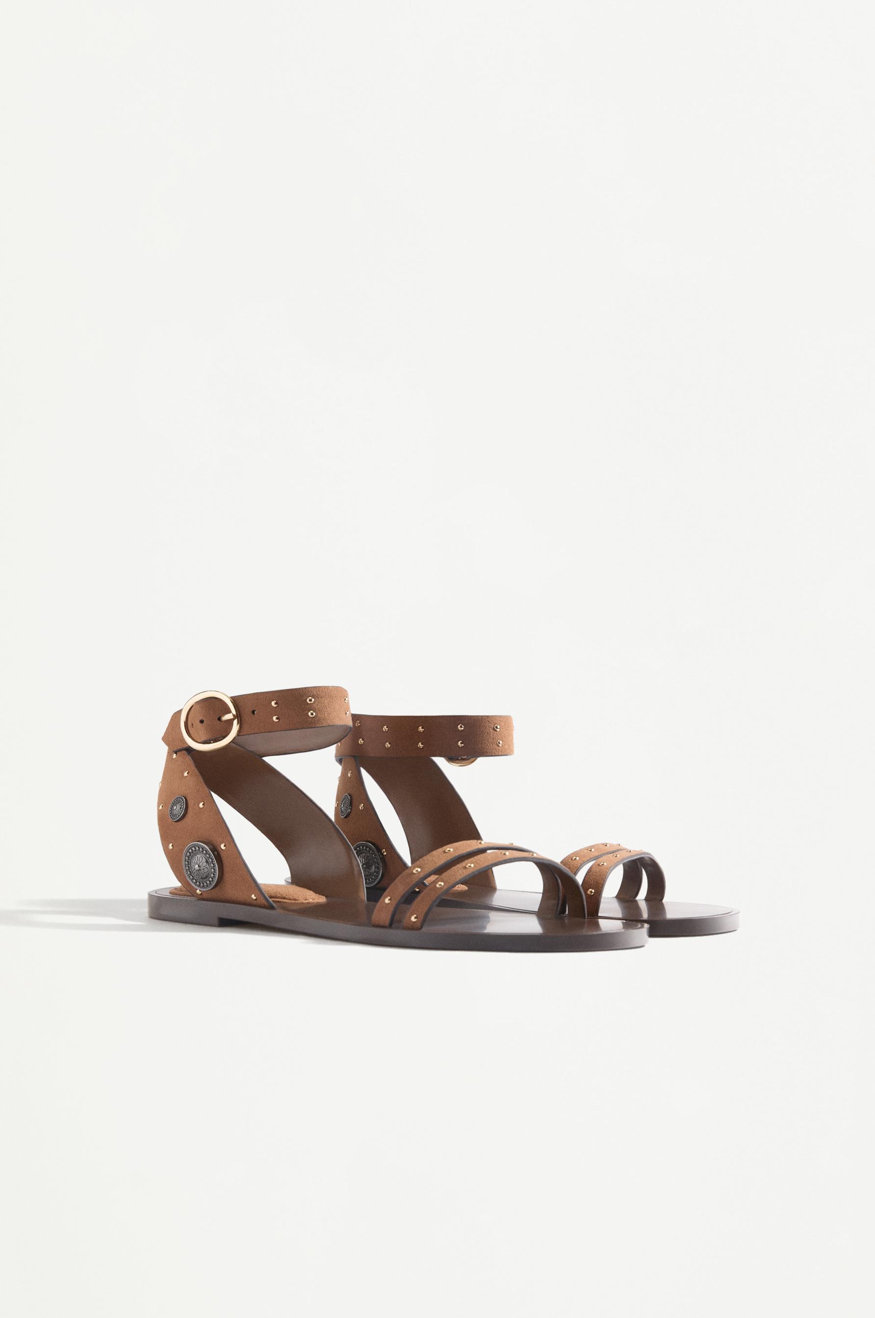 Sandalia plana tachas