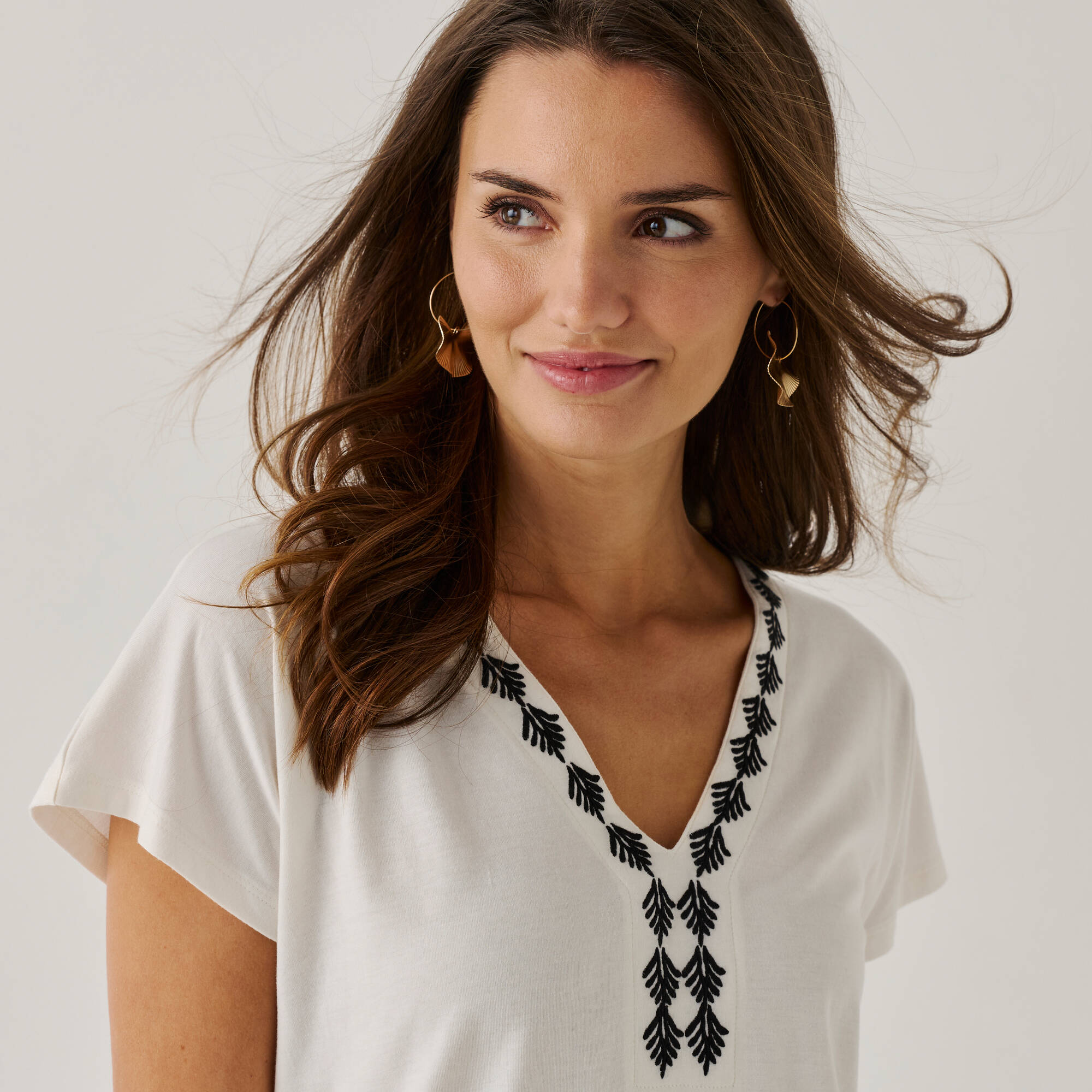 T-shirt brodé col V fantaisie
