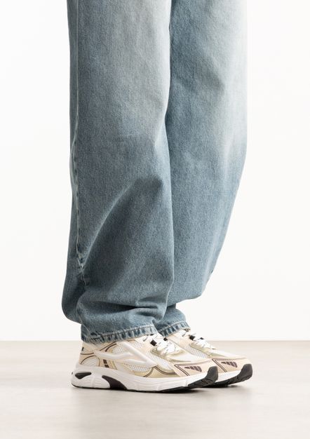 Witte sneakers met zwarte details