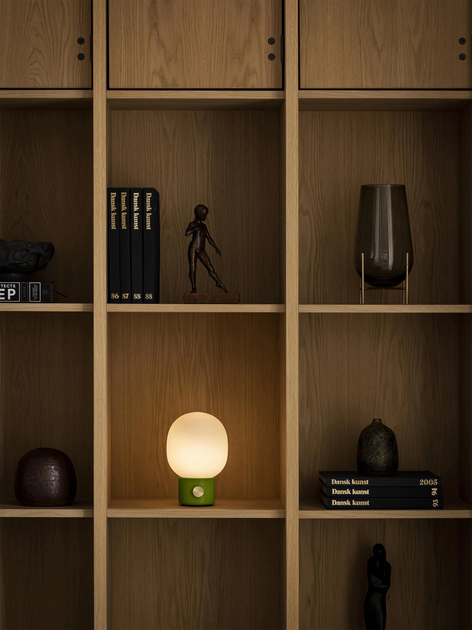 Kleine mobile Tischlampe JWDA mit USB-Anschluss, dimmbar