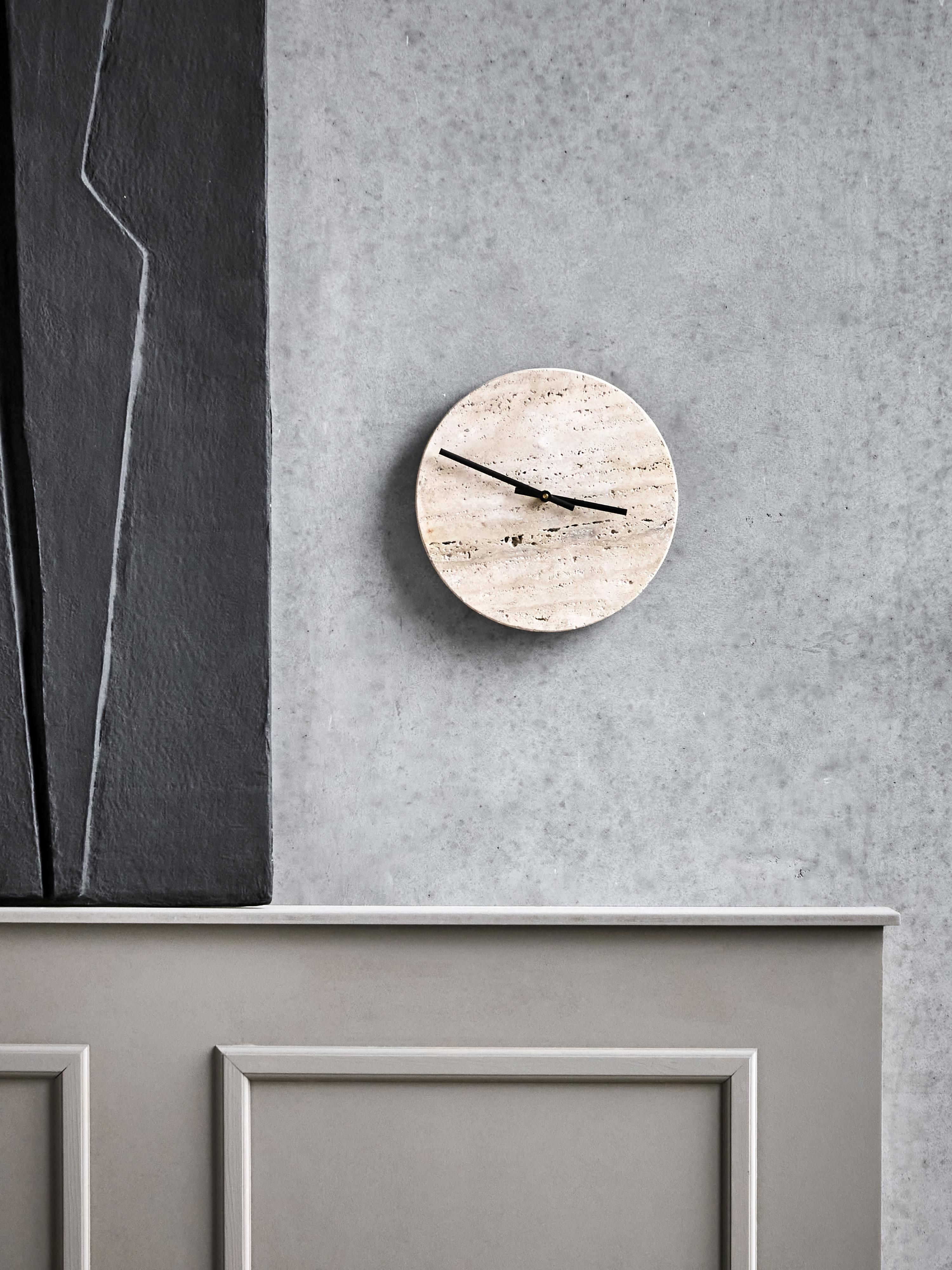 Handgefertigte Uhr Loko aus Travertin