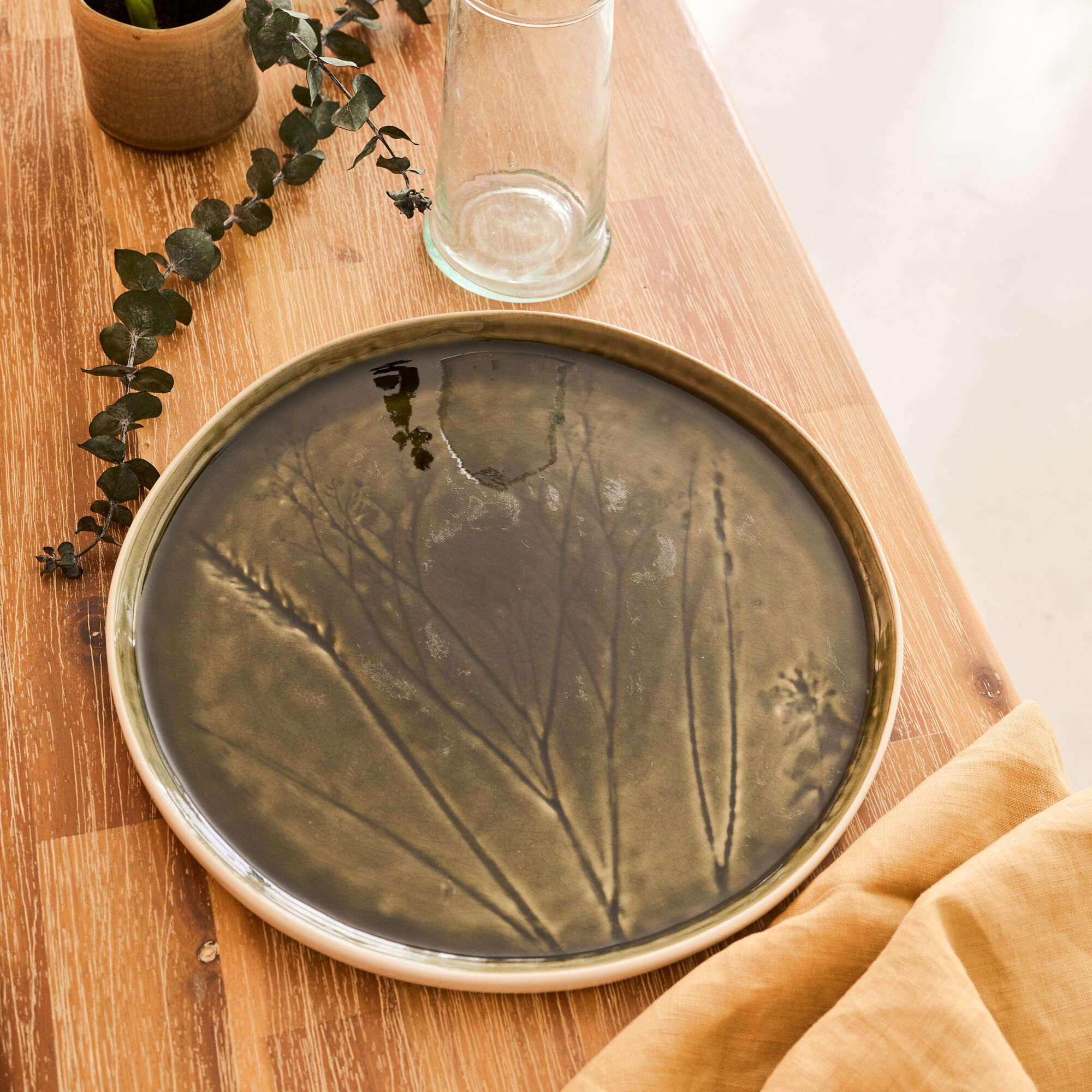 FLEOLE - Assiette plate impressions végétales en grès D26cm - vert avocado