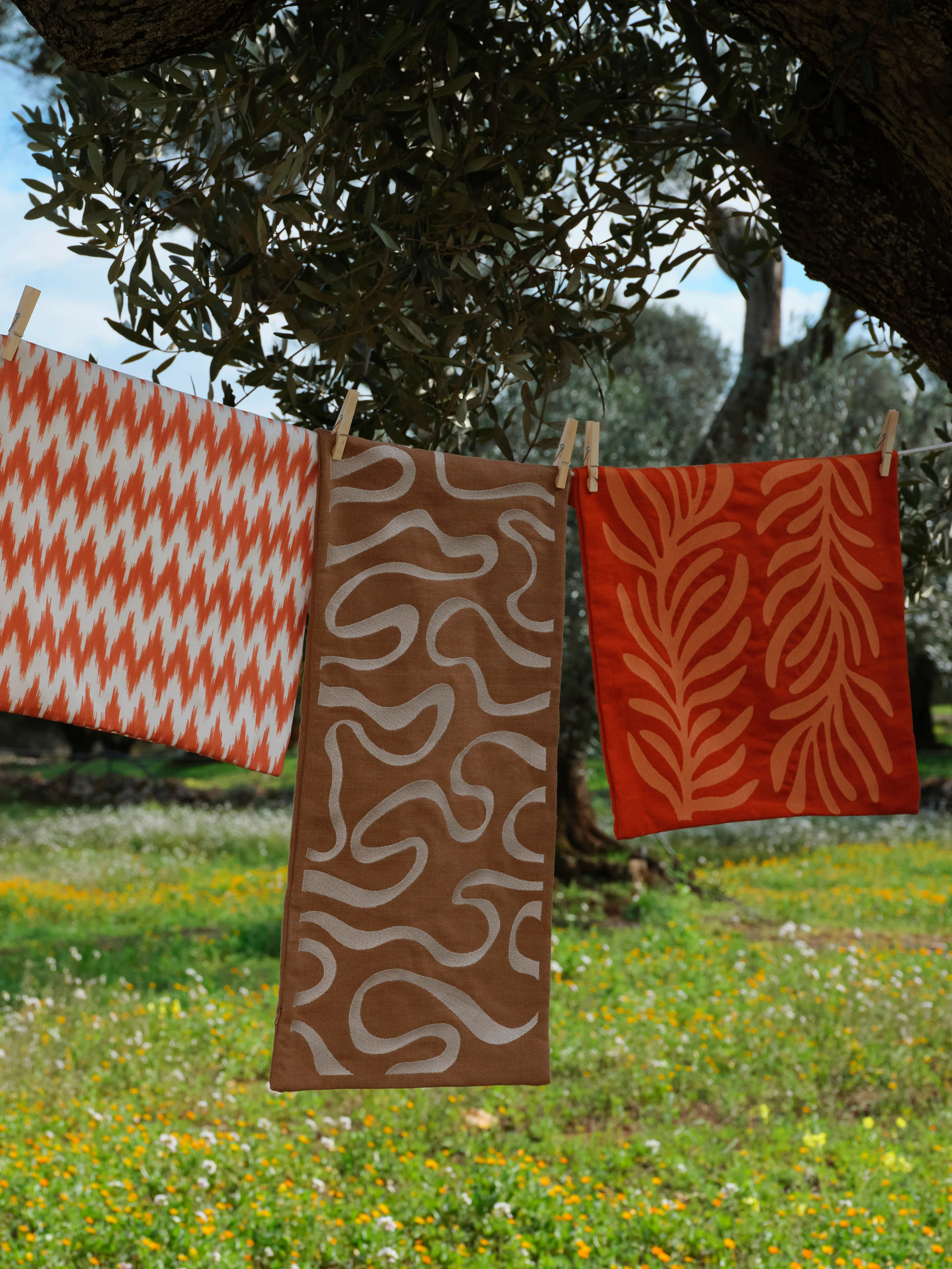 Outdoor-Kissenhülle Shanti mit gesticktem Wellenmuster