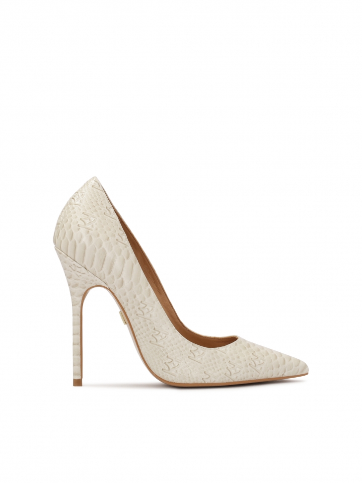 Elegant pumps with embossed pattern