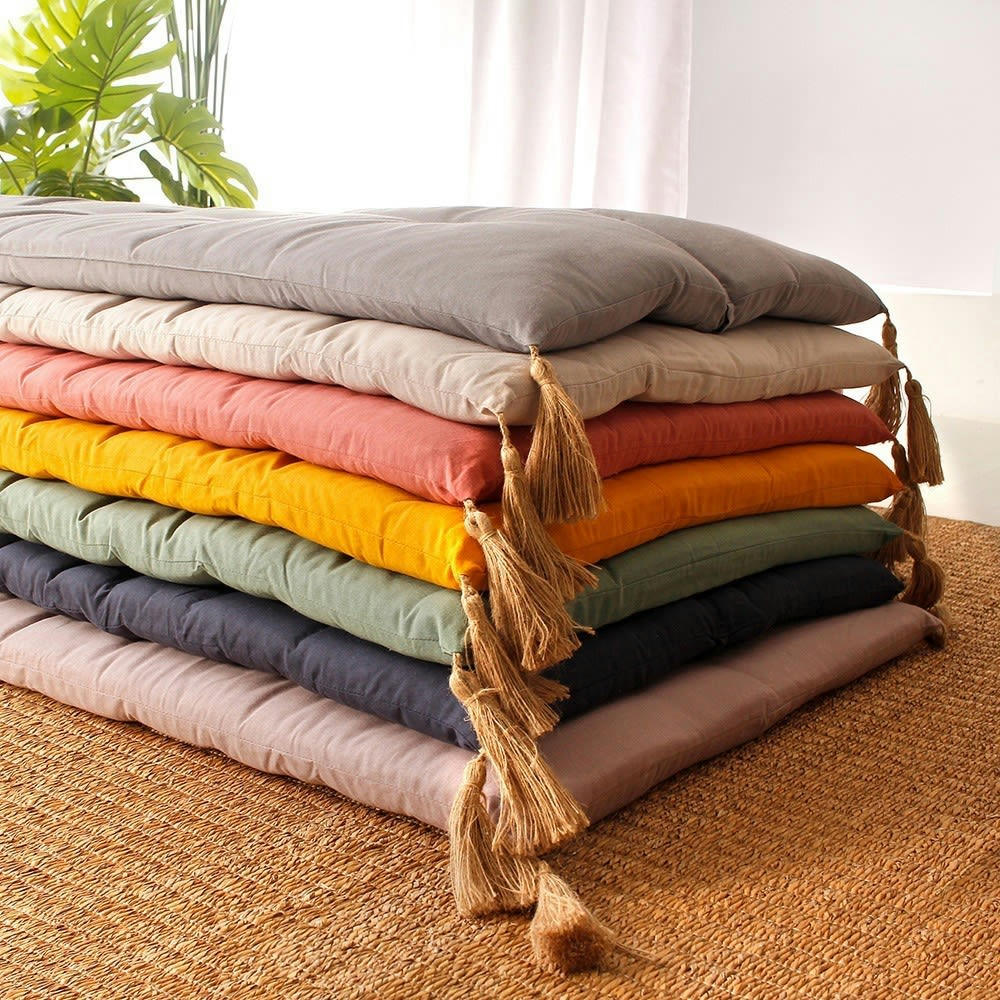 - Futon coloré avec 4 pompons en jute coton vison 120x60cm