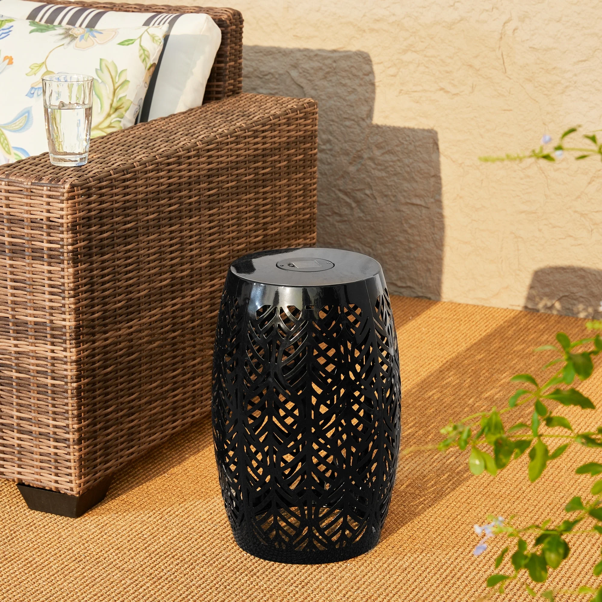 Glitzhome 18H Outdoor Metal Side Table Garden Stool with Solar Lights