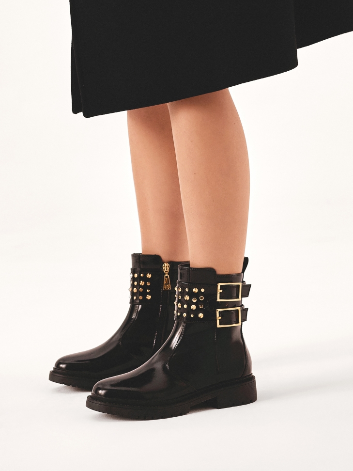 Flat boots with decorated buckle flap