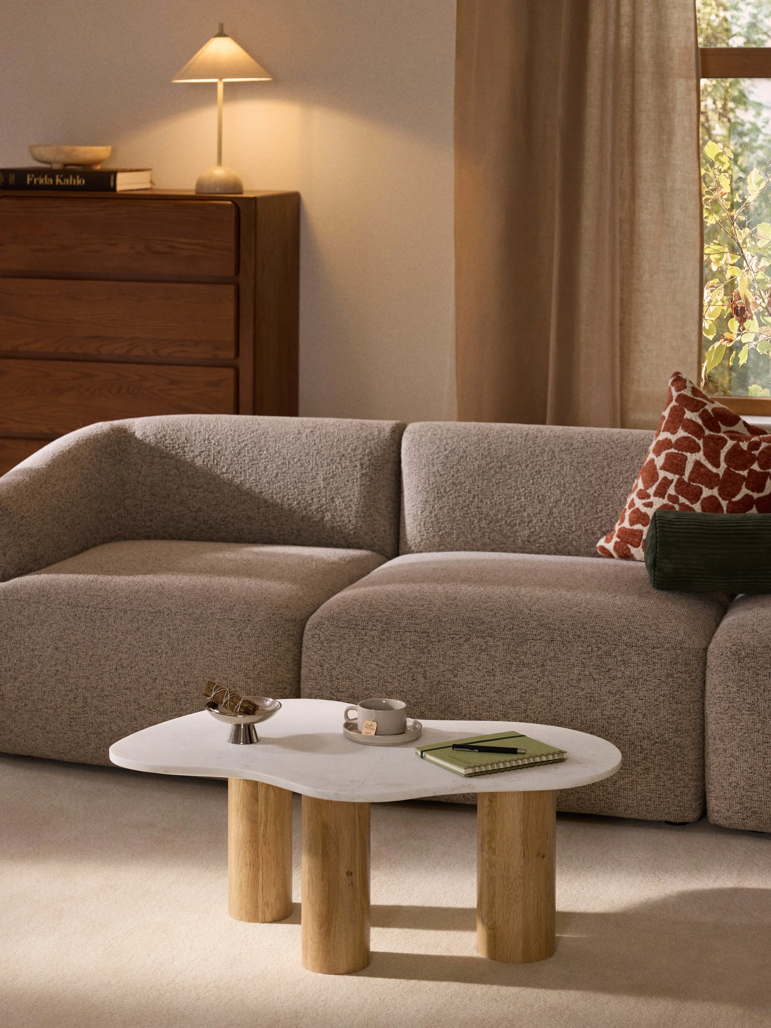 Marmor-Couchtisch Naruto in organischer Form