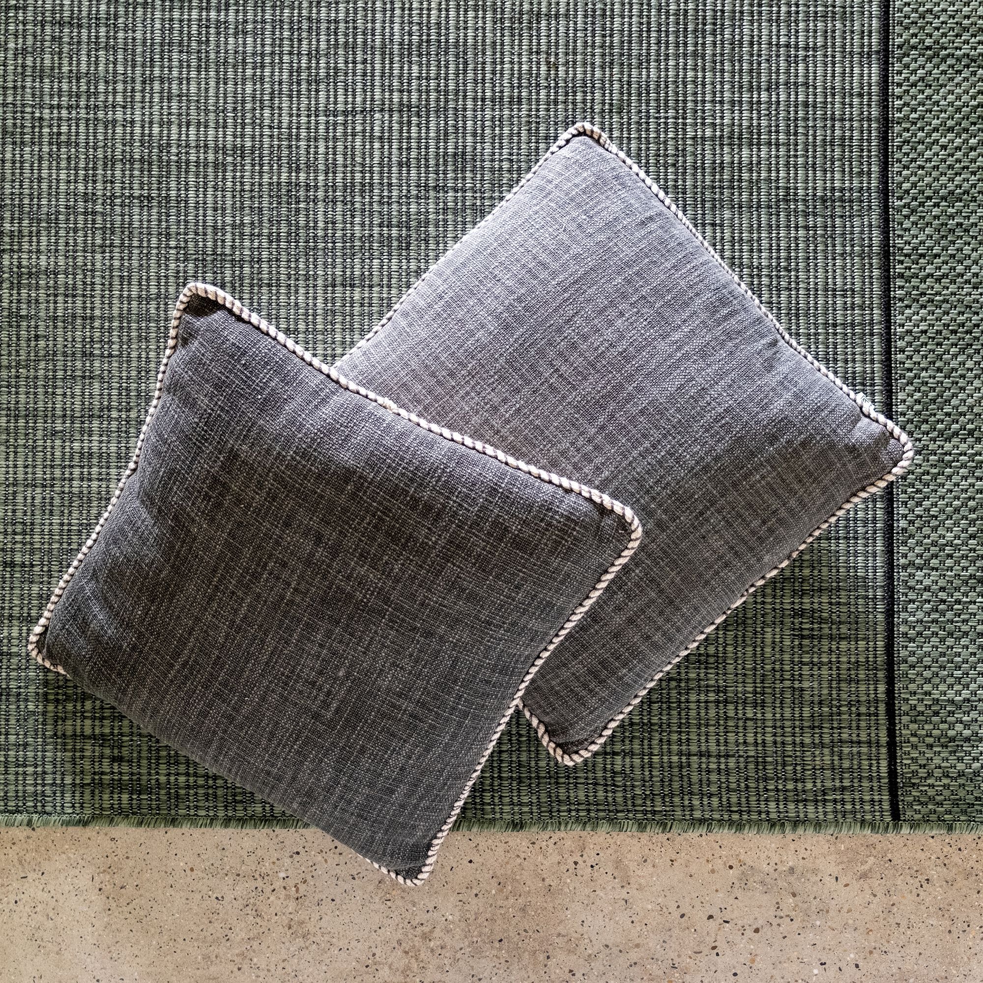 ADAMA - Coussin finition passepoil en coton 45x45cm - gris