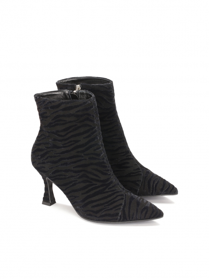 Phenomenal boots in animal pattern