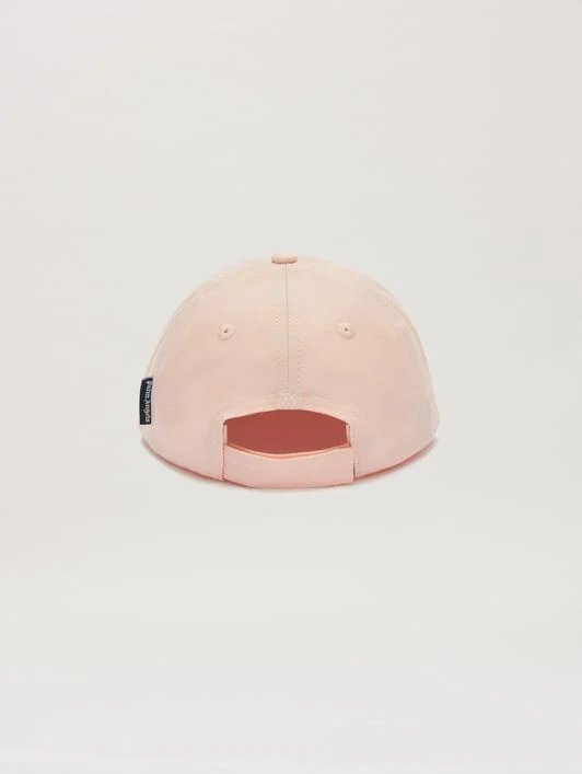 Baseball cap with thick Logo