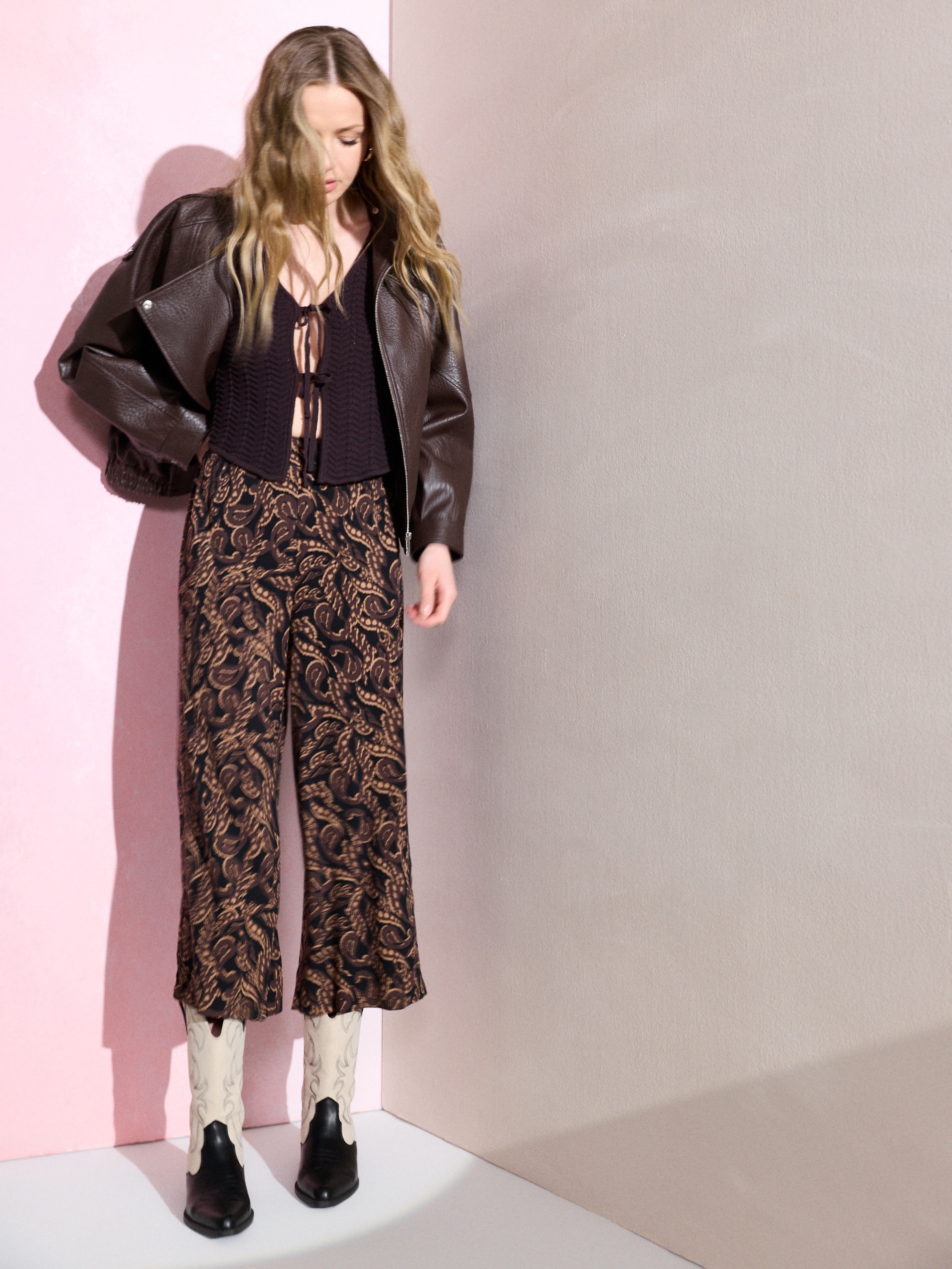 Wiskozowe spodnie culotte ze wzorem paisley