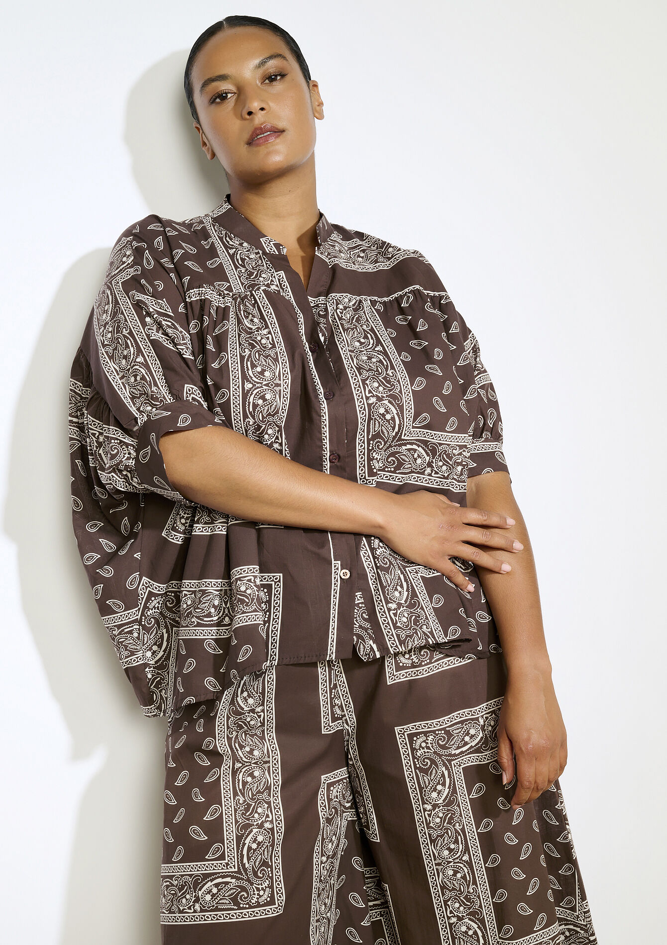 Oversized blouse met bandanaprint