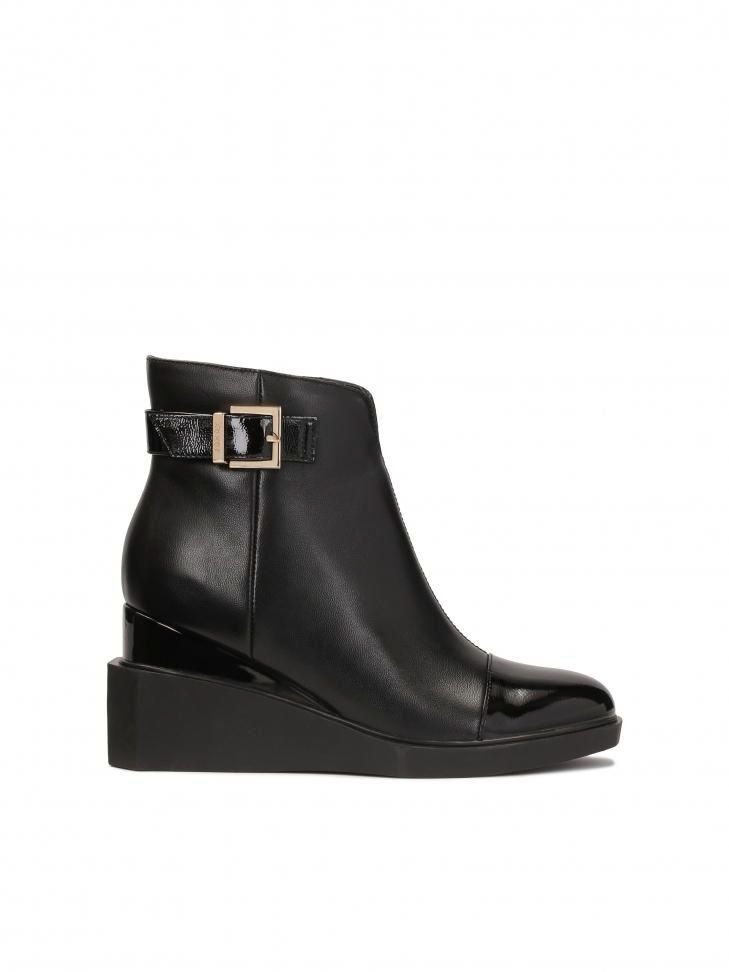 Leather boots on two-tiered anchors