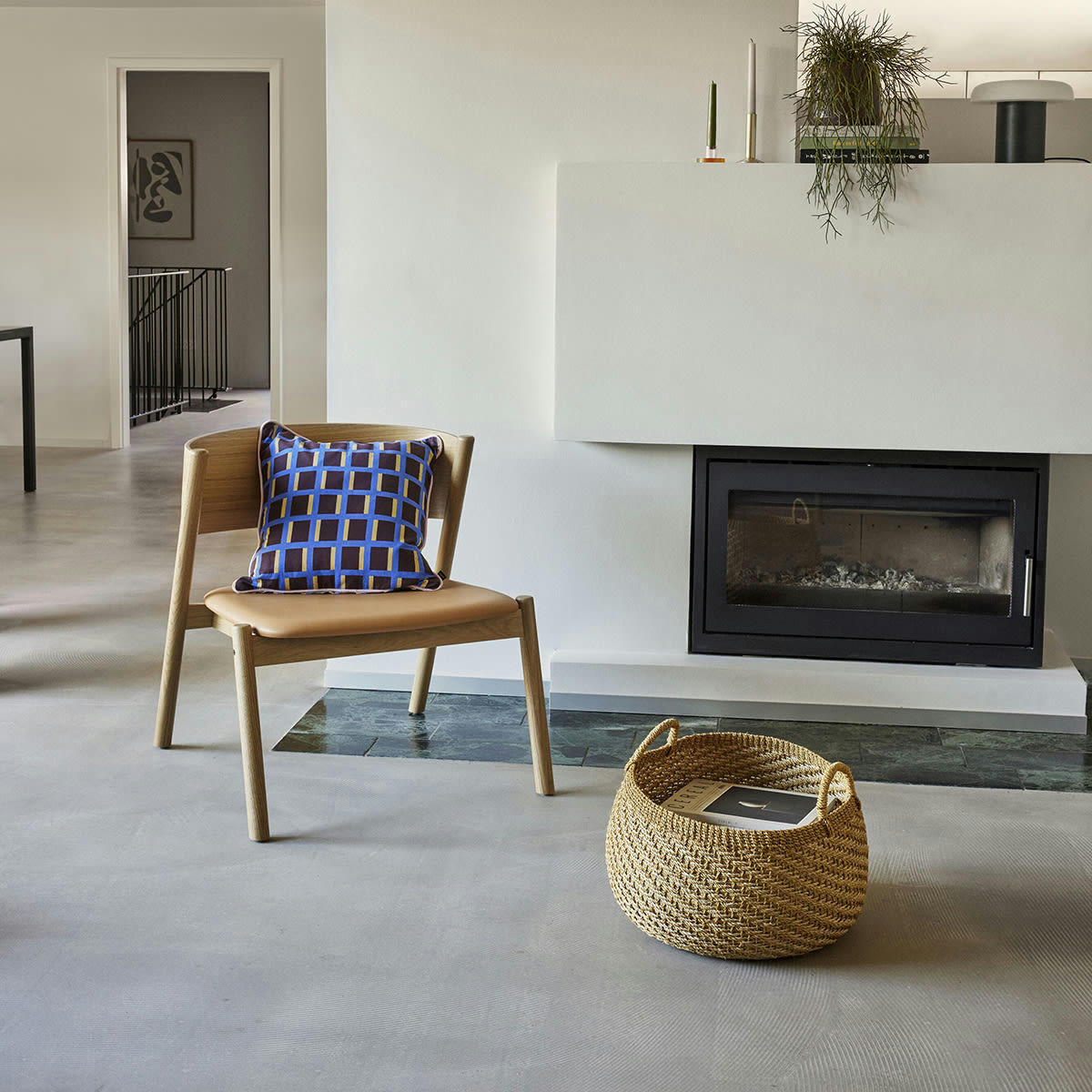 OBLIQUE - Fauteuil lounge en hêtre, cuir, placage de chêne et bois naturel