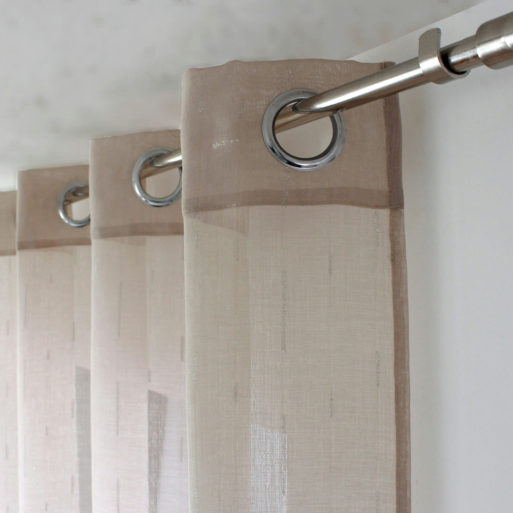 - Voilage aux fils tissés argentés