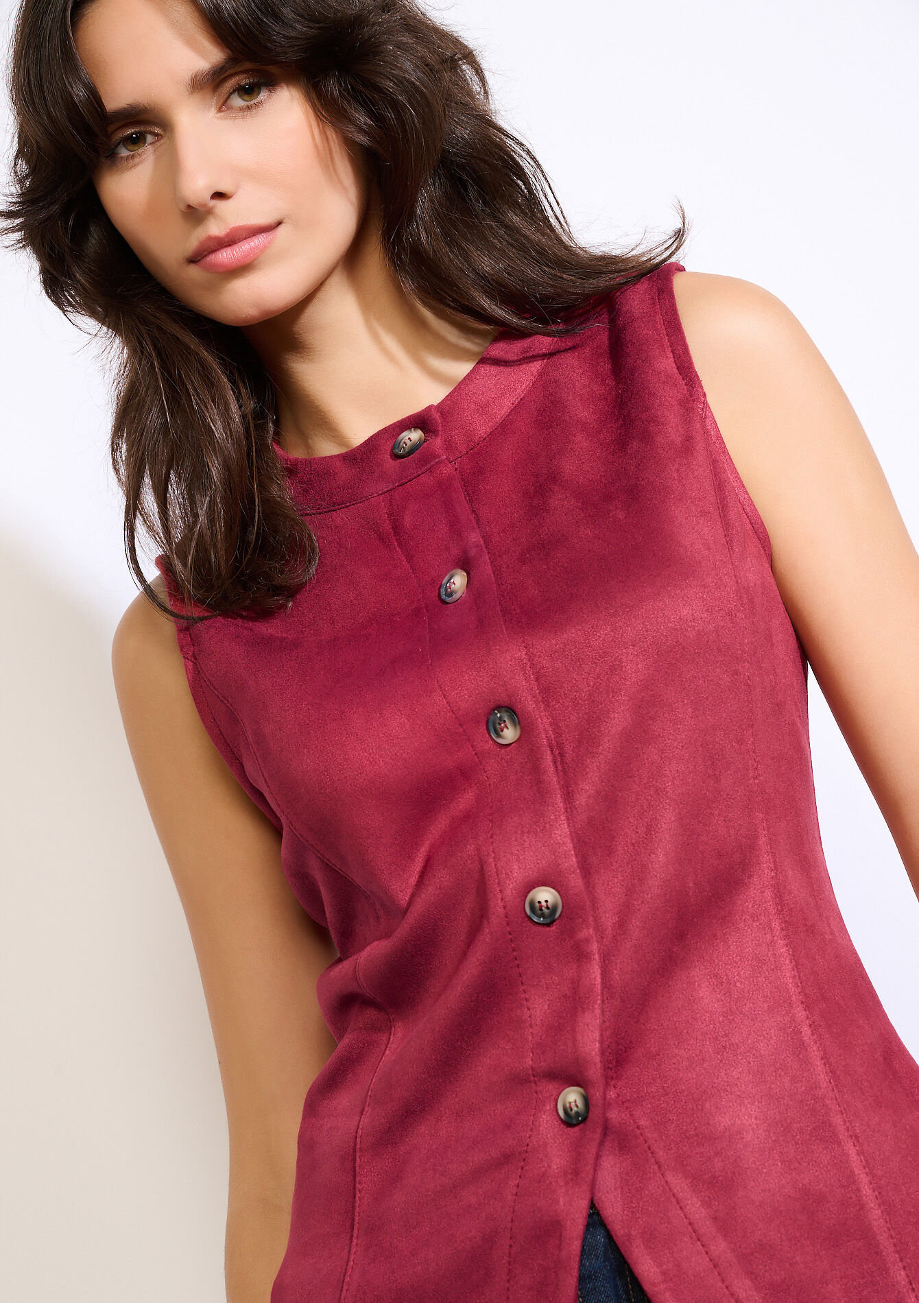 Mouwloze jas met knopen